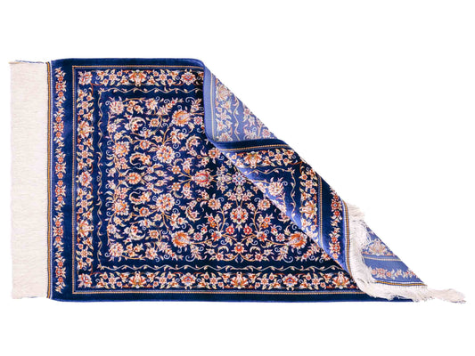 Ghom Maschinenteppich "Faravahar" 90 x 60 cm aus pflanzlicher Seide (Viskose) mit Allover-Design, Dunkelblau. Teppichnummer: V37NY054H. Persian Luxury Collection by Khademi. Made in Iran / Persia – Vertrieb durch JUPITER Intl.