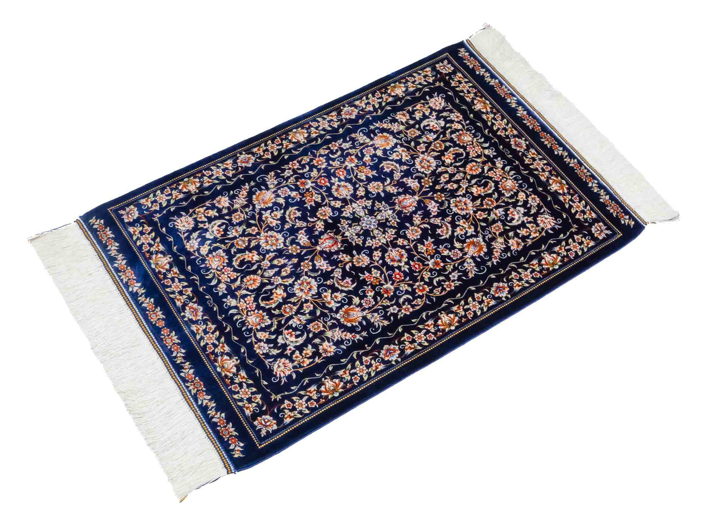 Ghom Maschinenteppich "Faravahar" 90 x 60 cm aus pflanzlicher Seide (Viskose) mit Allover-Design, Dunkelblau. Teppichnummer: V37NY054H. Persian Luxury Collection by Khademi. Made in Iran / Persia – Vertrieb durch JUPITER Intl.