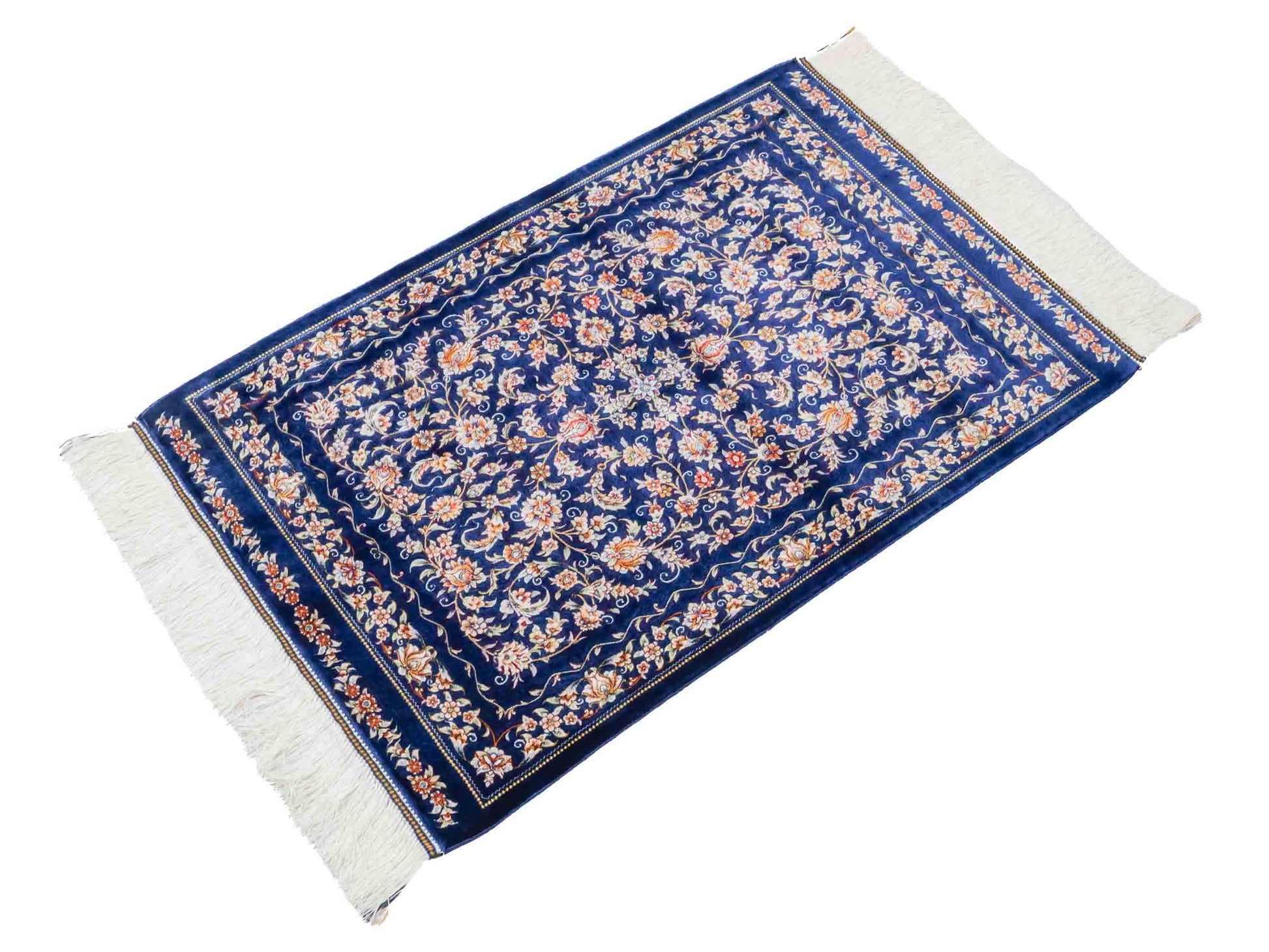 Ghom Maschinenteppich "Faravahar" 90 x 60 cm aus pflanzlicher Seide (Viskose) mit Allover-Design, Dunkelblau. Teppichnummer: V37NY054H. Persian Luxury Collection by Khademi. Made in Iran / Persia – Vertrieb durch JUPITER Intl.