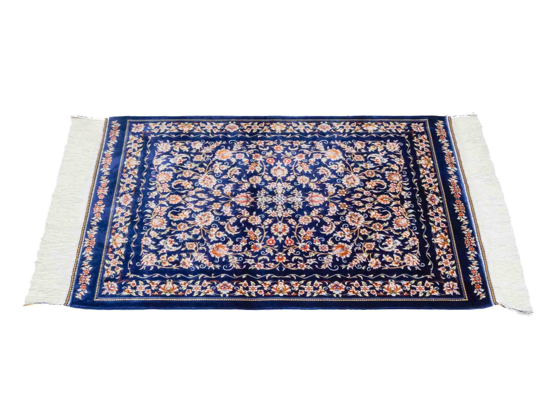 Ghom Maschinenteppich "Faravahar" 90 x 60 cm aus pflanzlicher Seide (Viskose) mit Allover-Design, Dunkelblau. Teppichnummer: V37NY054H. Persian Luxury Collection by Khademi. Made in Iran / Persia – Vertrieb durch JUPITER Intl.
