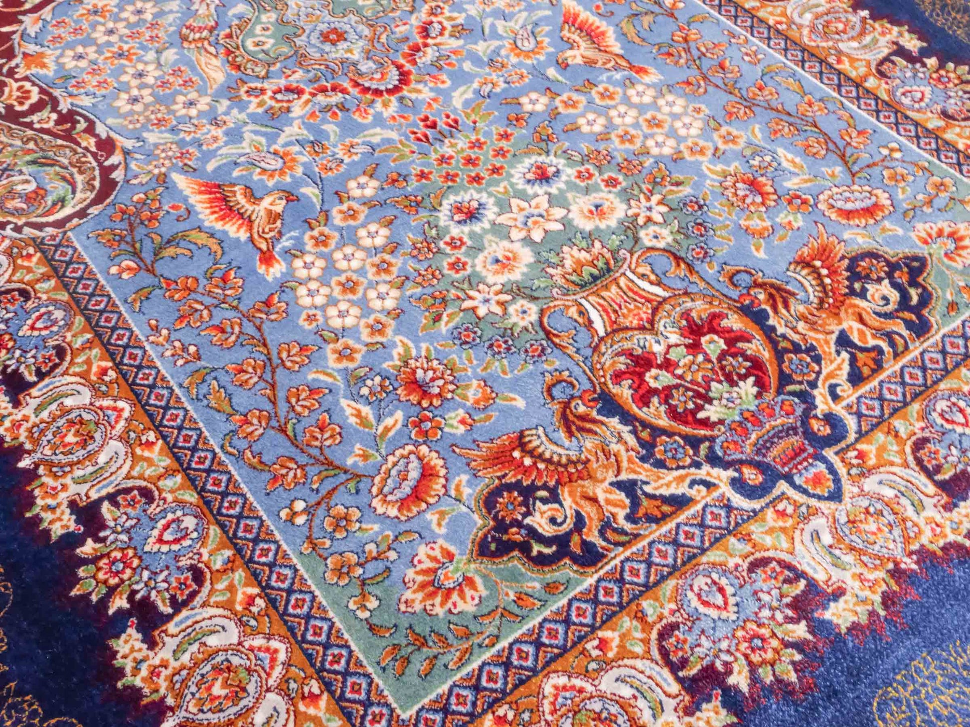 Ghom Maschinenteppich "Farhad" 90 x 60 cm aus pflanzlicher Seide (Viskose). Wandteppich mit floralem Bildmotiv, Navy-Blau. Teppichnummer: V26NY054H. Persian Luxury Collection by Khademi. Made in Iran / Persia – Vertrieb durch JUPITER Intl.