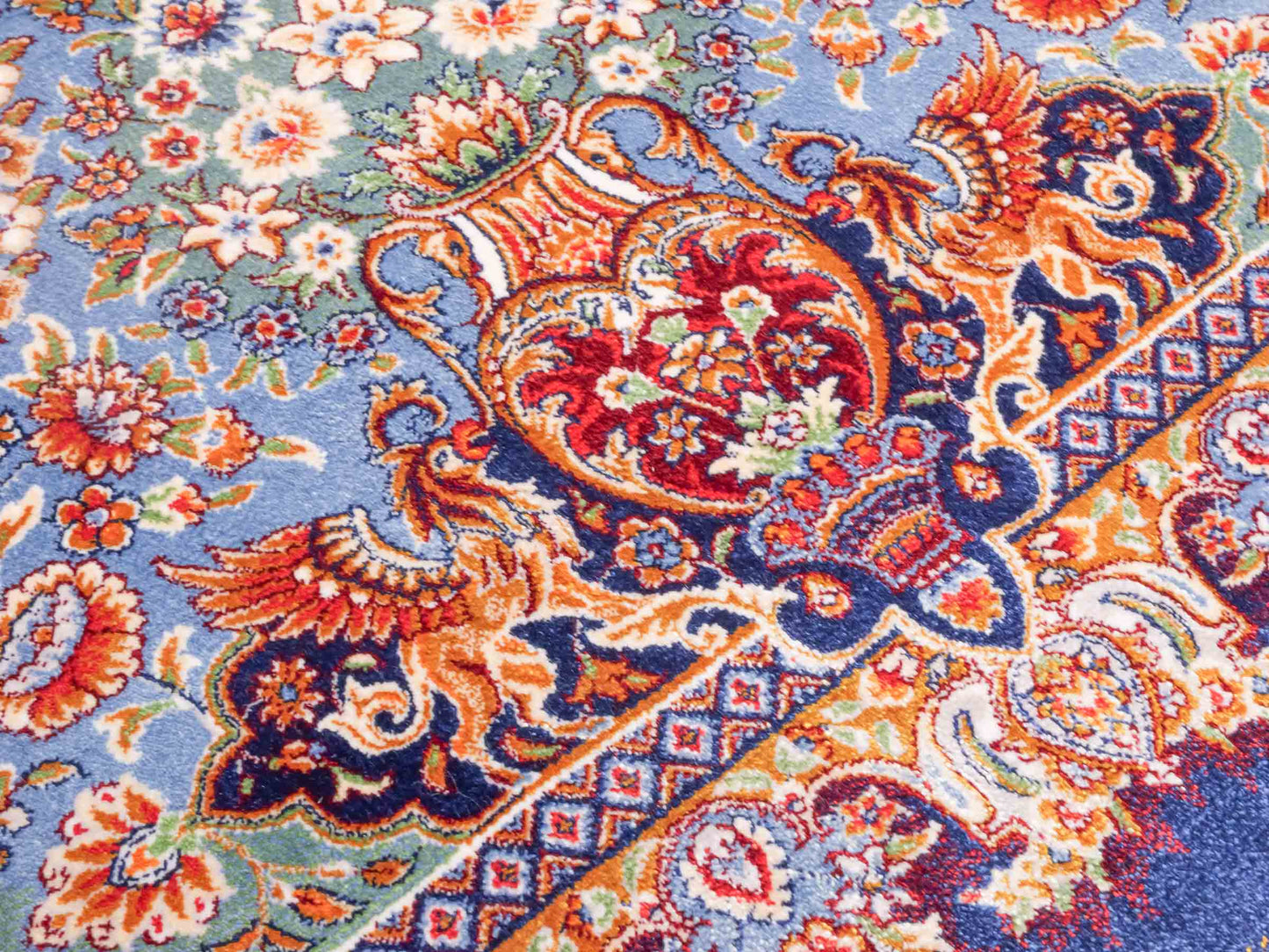 Ghom Maschinenteppich "Farhad" 90 x 60 cm aus pflanzlicher Seide (Viskose). Wandteppich mit floralem Bildmotiv, Navy-Blau. Teppichnummer: V26NY054H. Persian Luxury Collection by Khademi. Made in Iran / Persia – Vertrieb durch JUPITER Intl.