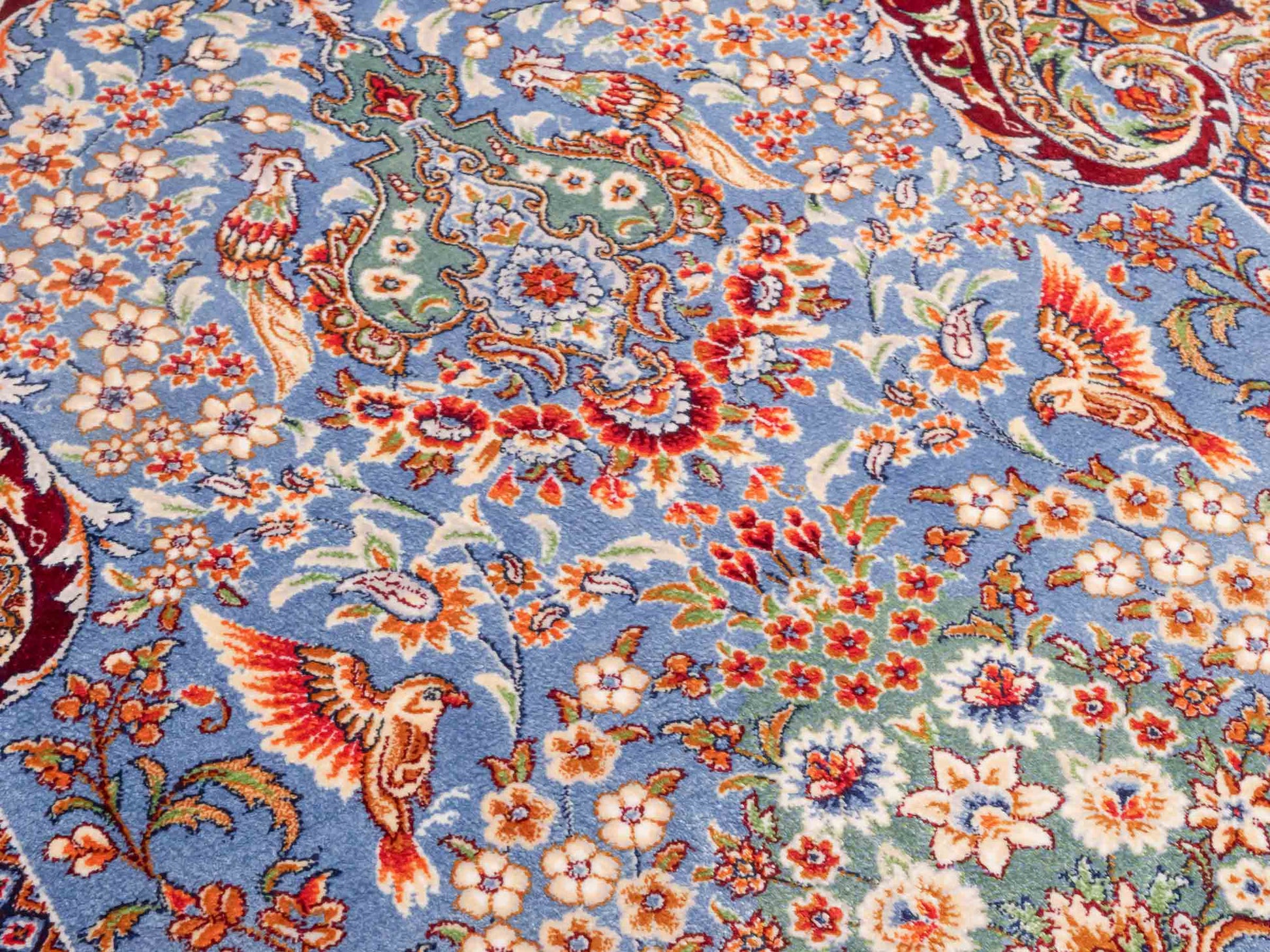 Ghom Maschinenteppich "Farhad" 90 x 60 cm aus pflanzlicher Seide (Viskose). Wandteppich mit floralem Bildmotiv, Navy-Blau. Teppichnummer: V26NY054H. Persian Luxury Collection by Khademi. Made in Iran / Persia – Vertrieb durch JUPITER Intl.
