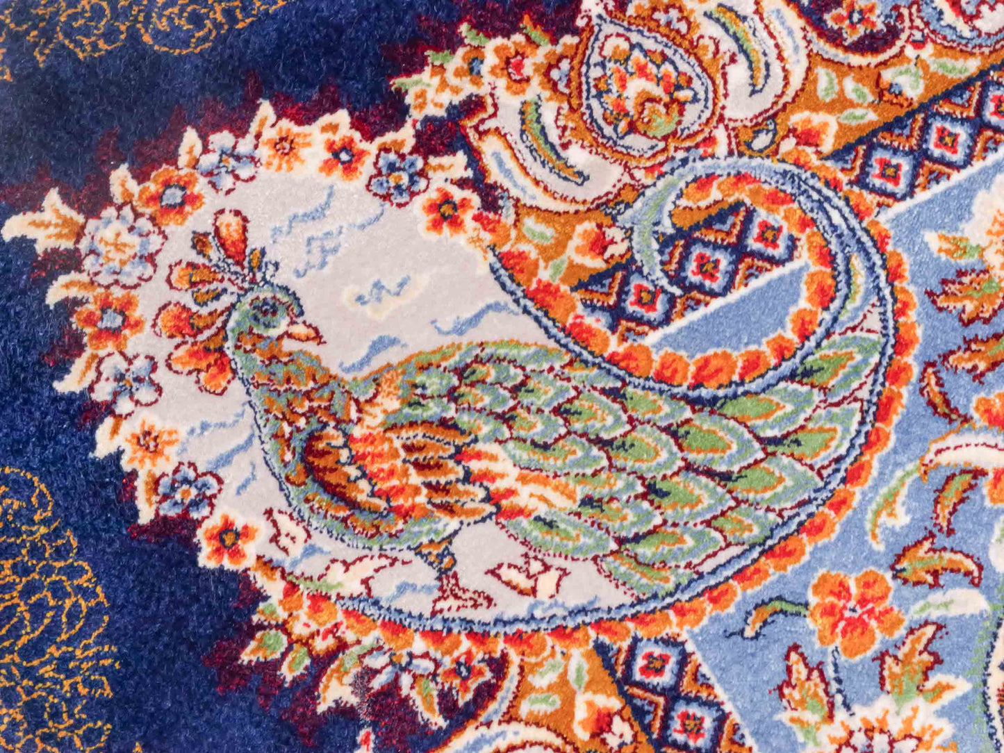 Ghom Maschinenteppich "Farhad" 90 x 60 cm aus pflanzlicher Seide (Viskose). Wandteppich mit floralem Bildmotiv, Navy-Blau. Teppichnummer: V26NY054H. Persian Luxury Collection by Khademi. Made in Iran / Persia – Vertrieb durch JUPITER Intl.