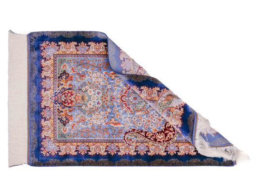 Ghom Maschinenteppich "Farhad" 90 x 60 cm aus pflanzlicher Seide (Viskose). Wandteppich mit floralem Bildmotiv, Navy-Blau. Teppichnummer: V26NY054H. Persian Luxury Collection by Khademi. Made in Iran / Persia – Vertrieb durch JUPITER Intl.
