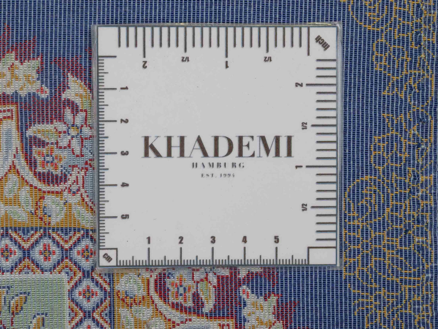 Ghom Maschinenteppich "Farhad" 90 x 60 cm aus pflanzlicher Seide (Viskose). Wandteppich mit floralem Bildmotiv, Navy-Blau. Teppichnummer: V26NY054H. Persian Luxury Collection by Khademi. Made in Iran / Persia – Vertrieb durch JUPITER Intl.