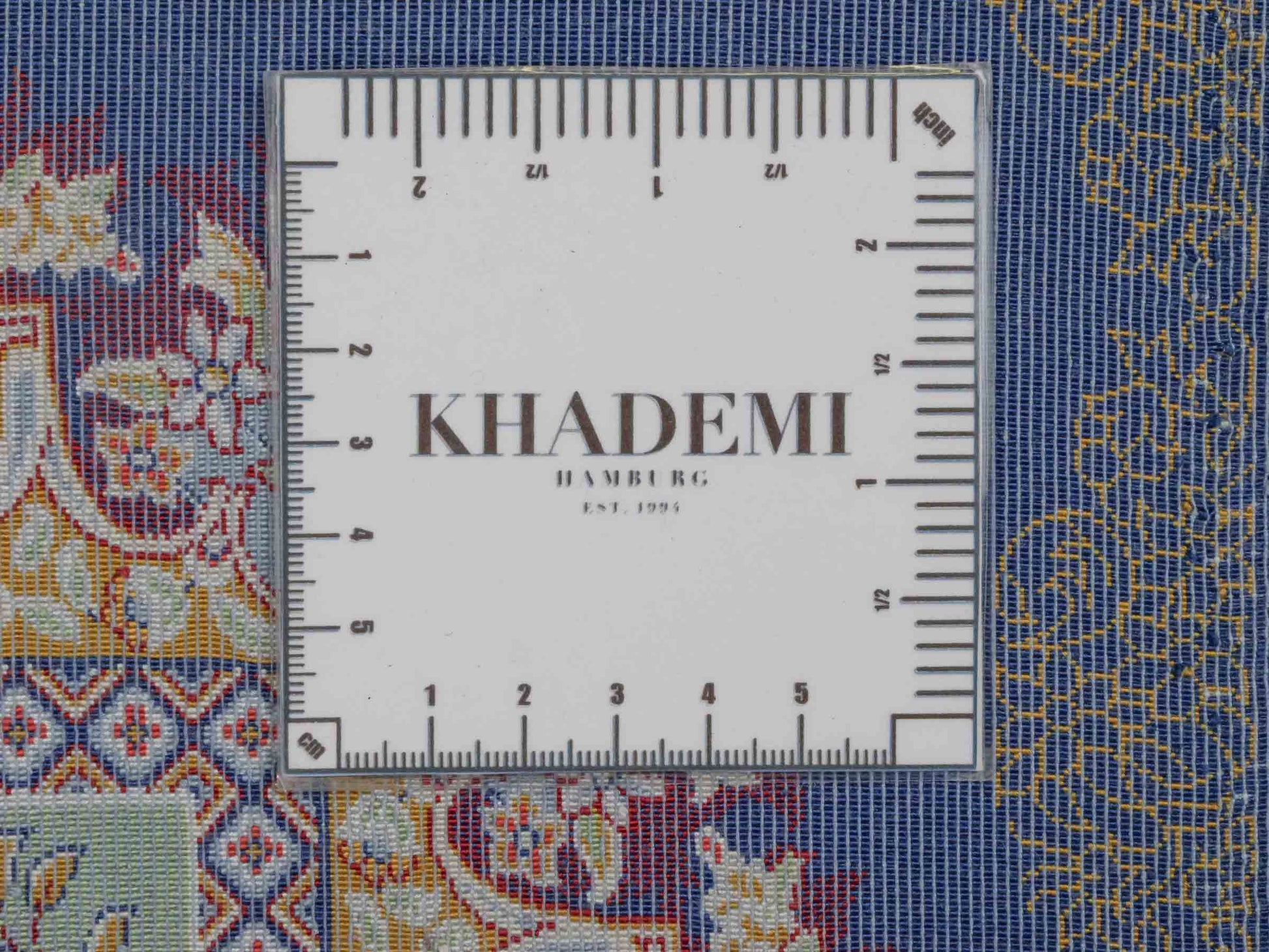 Ghom Maschinenteppich "Farhad" 90 x 60 cm aus pflanzlicher Seide (Viskose). Wandteppich mit floralem Bildmotiv, Navy-Blau. Teppichnummer: V26NY054H. Persian Luxury Collection by Khademi. Made in Iran / Persia – Vertrieb durch JUPITER Intl.