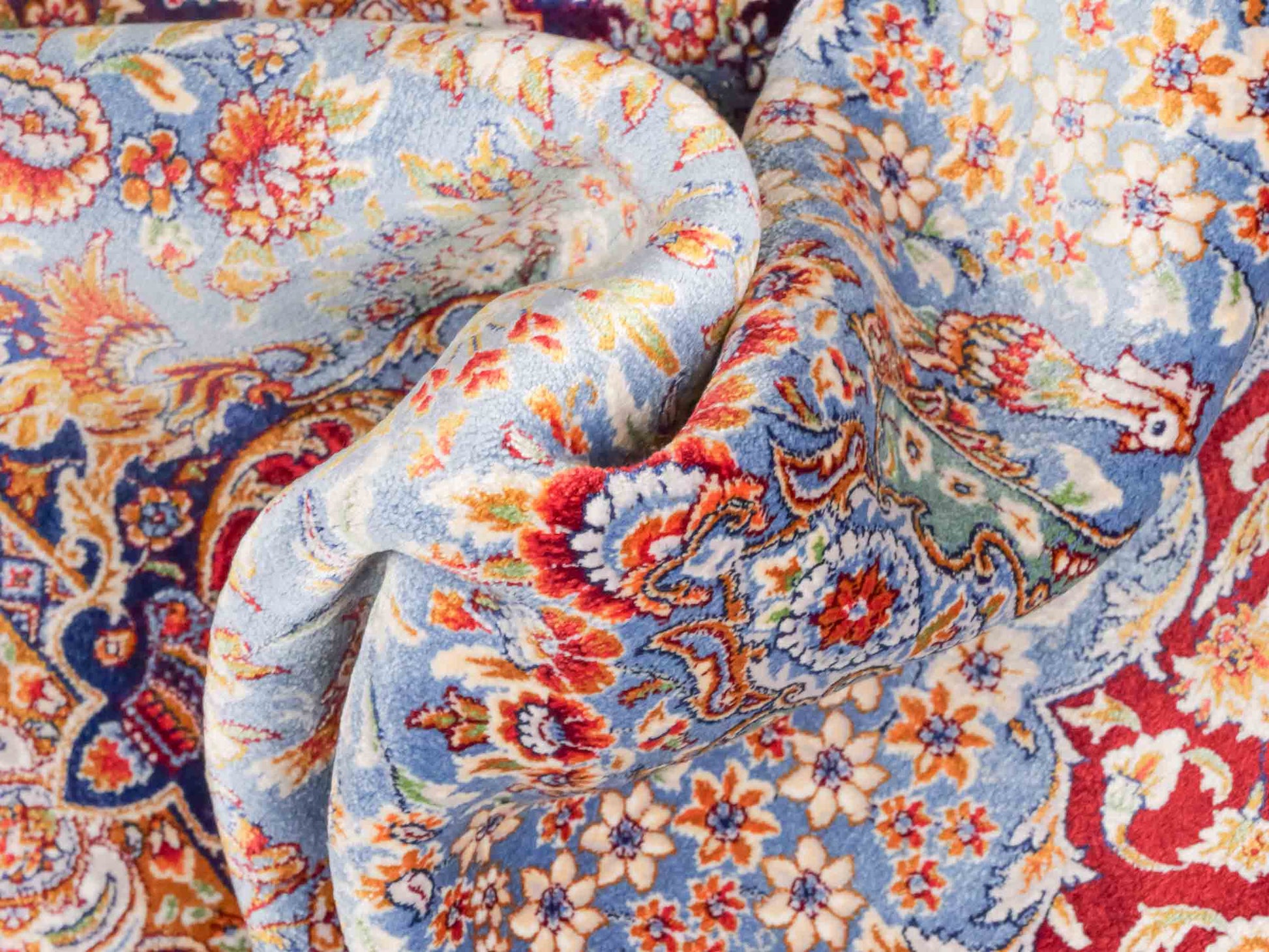 Ghom Maschinenteppich "Farhad" 90 x 60 cm aus pflanzlicher Seide (Viskose). Wandteppich mit floralem Bildmotiv, Navy-Blau. Teppichnummer: V26NY054H. Persian Luxury Collection by Khademi. Made in Iran / Persia – Vertrieb durch JUPITER Intl.