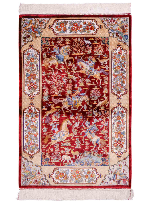 Ghom Maschinenteppich "Fariborz" 120 x 80 cm aus pflanzlicher Seide (Viskose) mit Jagdmotiv, Rot-Beige. Teppichnummer: V25RB096H. Persian Luxury Collection by Khademi. Made in Iran / Persia – Vertrieb durch JUPITER Intl.