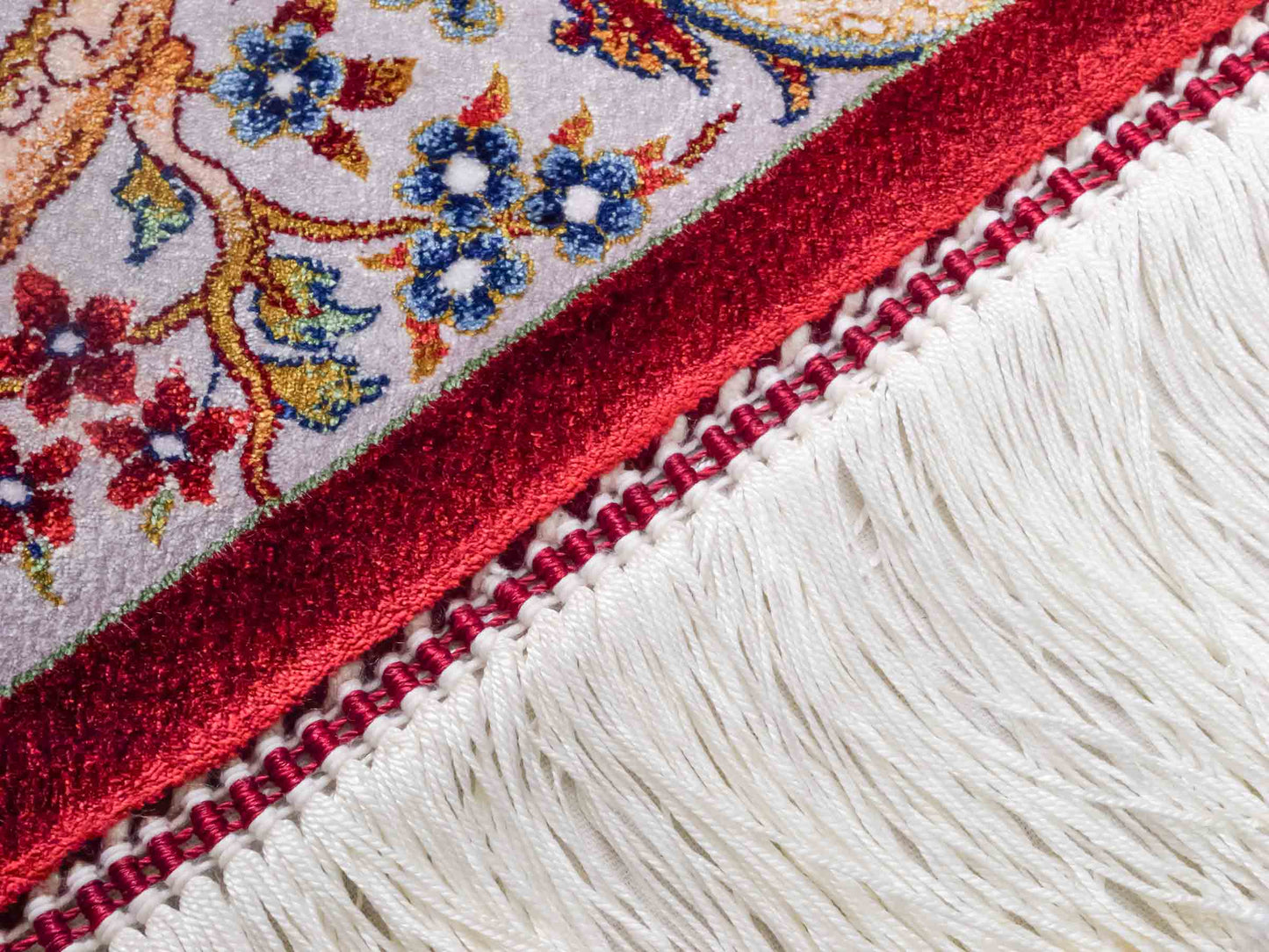 Ghom Maschinenteppich "Fariborz" 120 x 80 cm aus pflanzlicher Seide (Viskose) mit Jagdmotiv, Rot-Beige. Teppichnummer: V25RB096H. Persian Luxury Collection by Khademi. Made in Iran / Persia – Vertrieb durch JUPITER Intl.