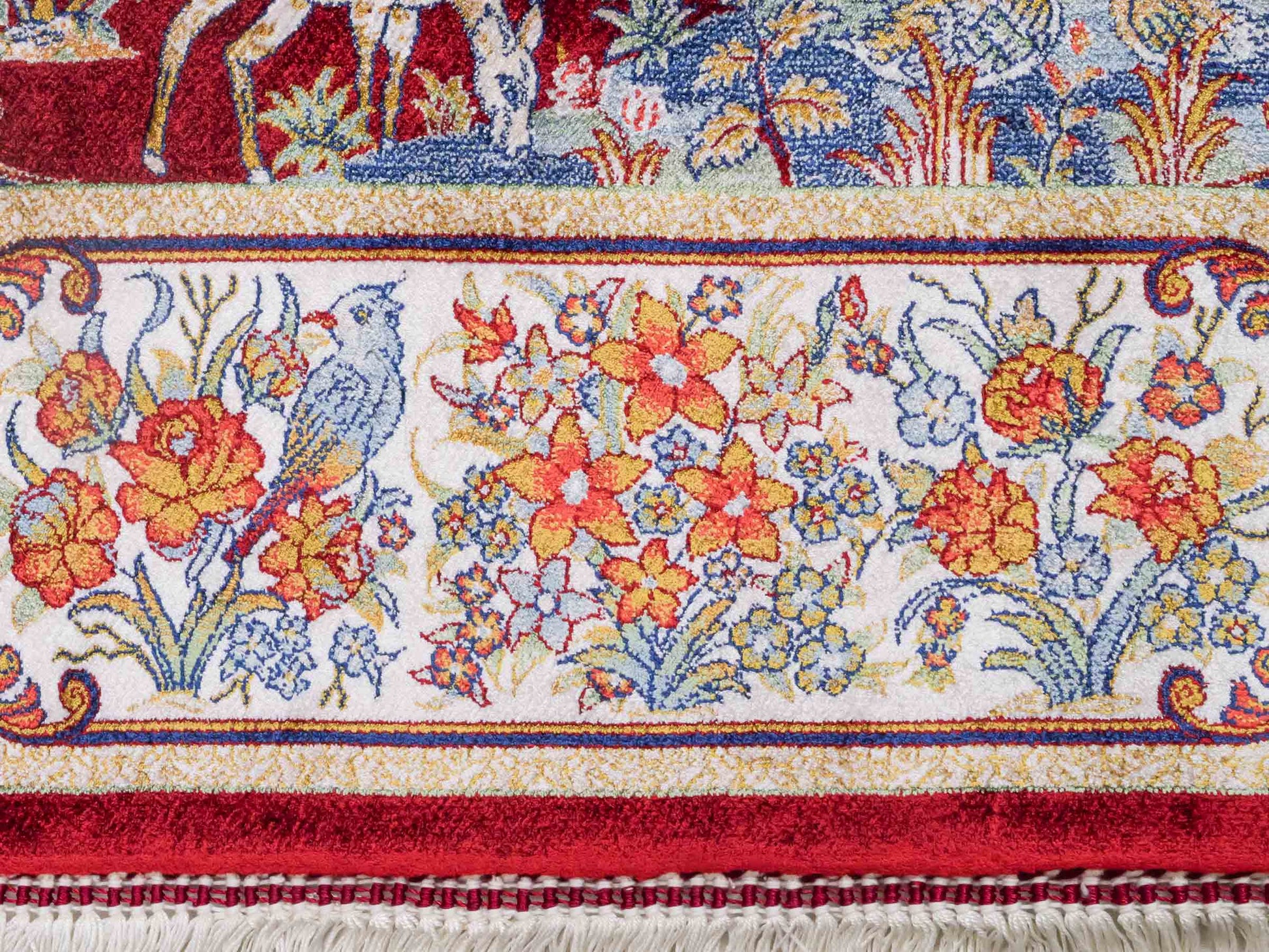 Ghom Maschinenteppich "Fariborz" 120 x 80 cm aus pflanzlicher Seide (Viskose) mit Jagdmotiv, Rot-Beige. Teppichnummer: V25RB096H. Persian Luxury Collection by Khademi. Made in Iran / Persia – Vertrieb durch JUPITER Intl.