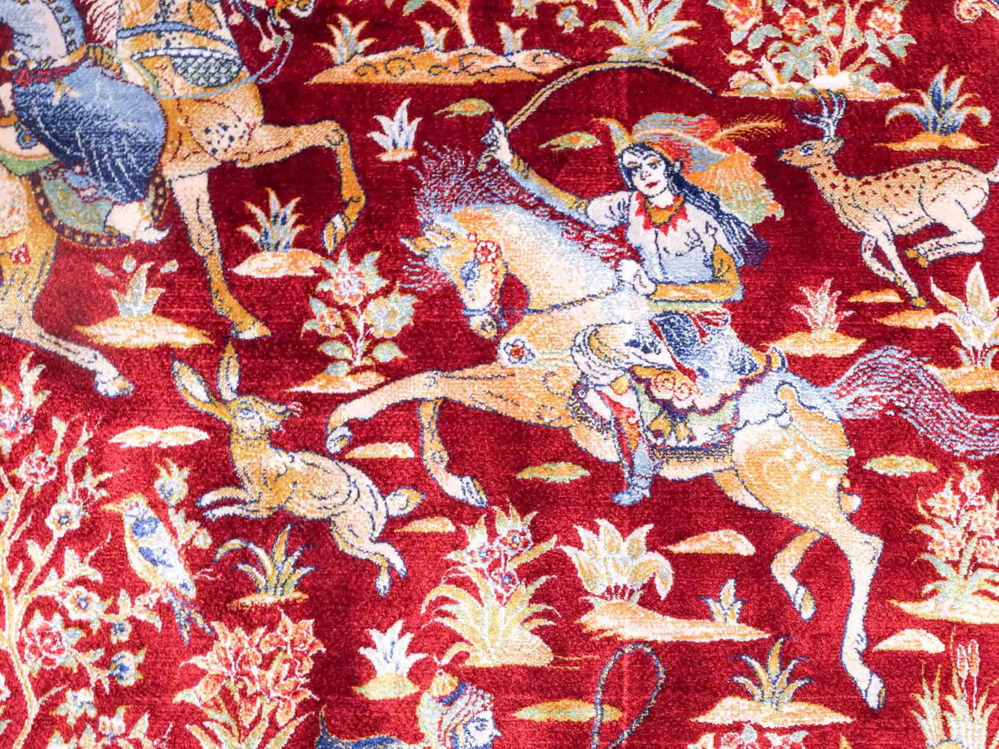 Ghom Maschinenteppich "Fariborz" 120 x 80 cm aus pflanzlicher Seide (Viskose) mit Jagdmotiv, Rot-Beige. Teppichnummer: V25RB096H. Persian Luxury Collection by Khademi. Made in Iran / Persia – Vertrieb durch JUPITER Intl.