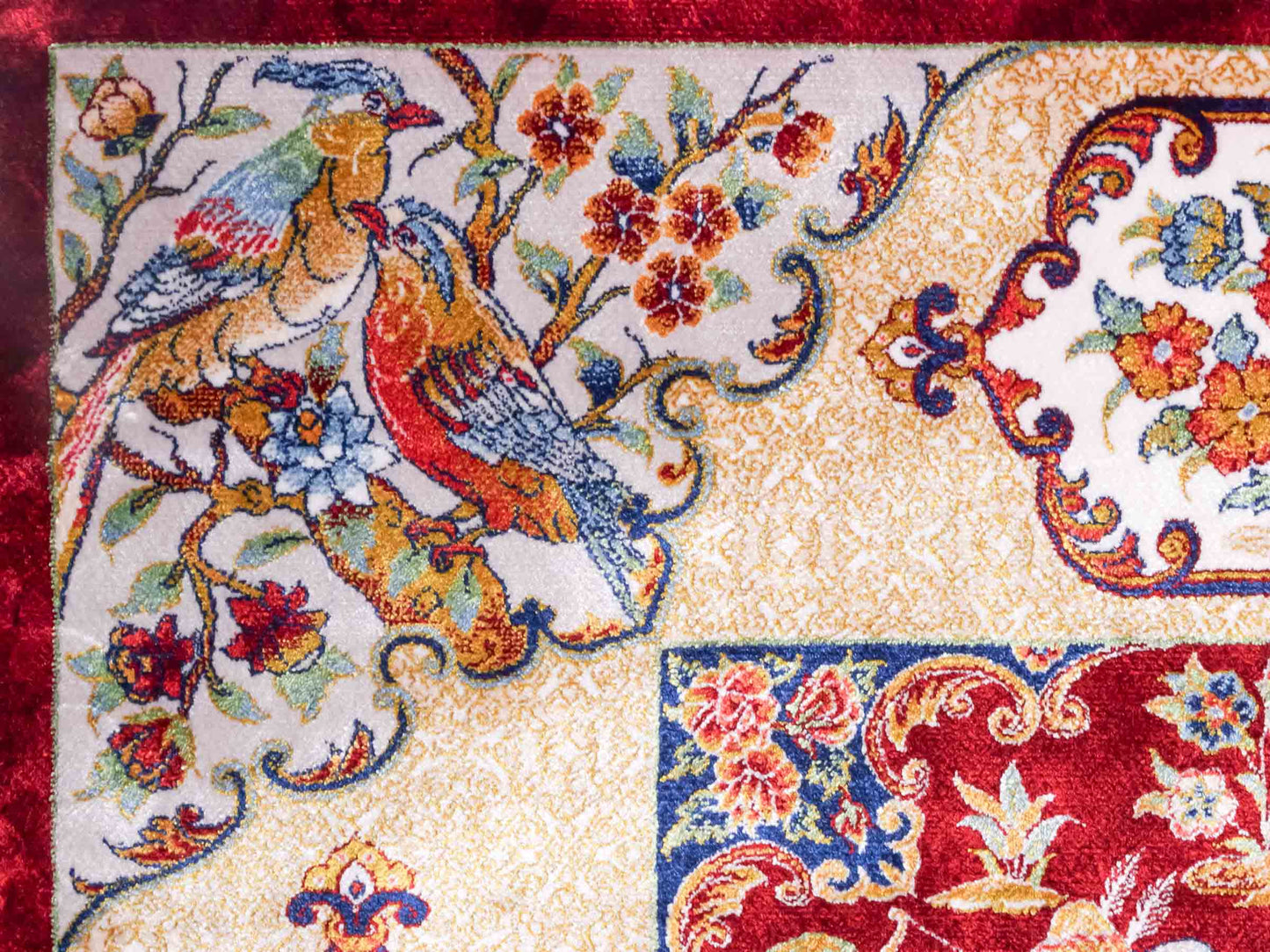Ghom Maschinenteppich "Fariborz" 120 x 80 cm aus pflanzlicher Seide (Viskose) mit Jagdmotiv, Rot-Beige. Teppichnummer: V25RB096H. Persian Luxury Collection by Khademi. Made in Iran / Persia – Vertrieb durch JUPITER Intl.
