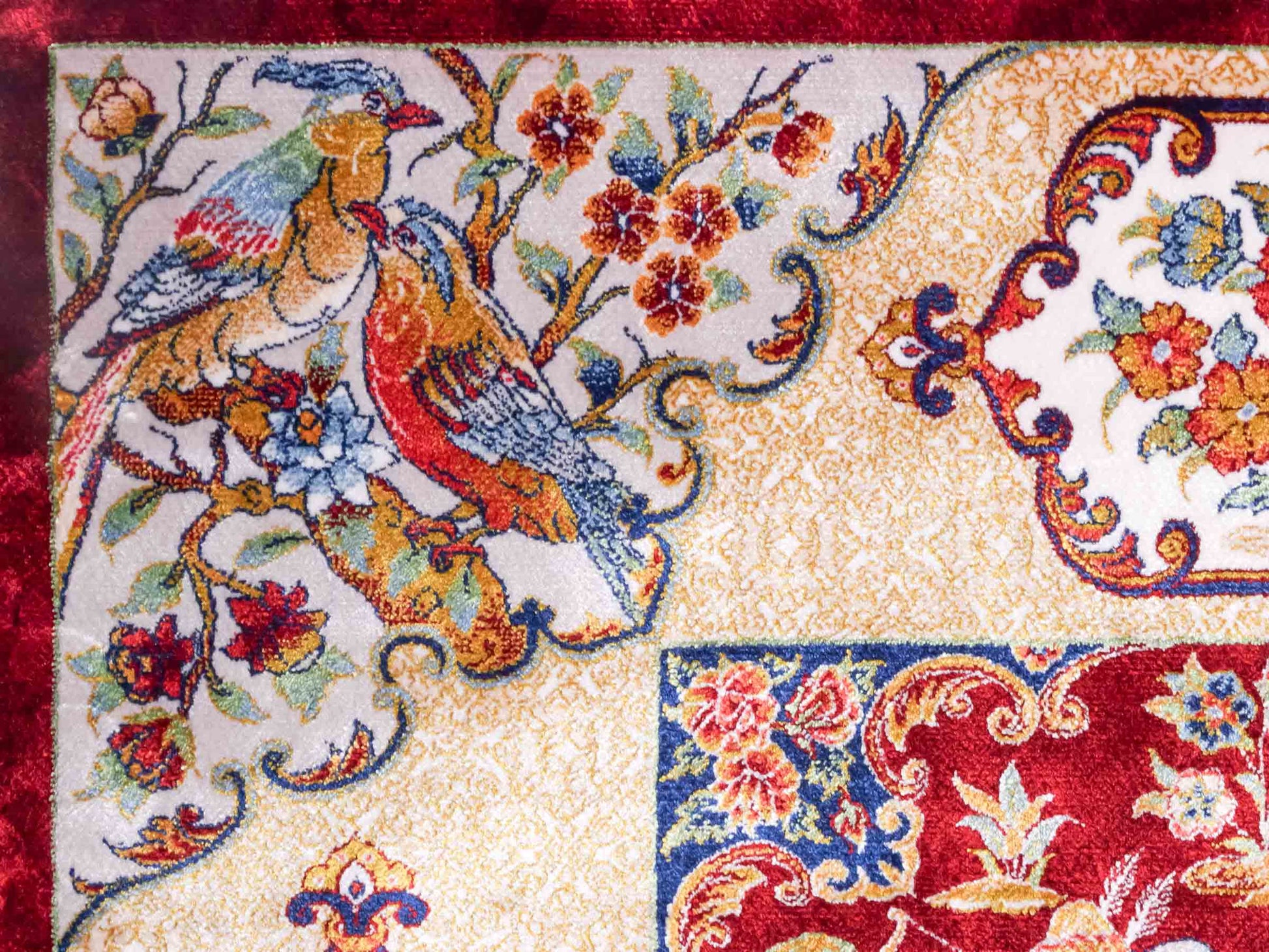 Ghom Maschinenteppich "Fariborz" 120 x 80 cm aus pflanzlicher Seide (Viskose) mit Jagdmotiv, Rot-Beige. Teppichnummer: V25RB096H. Persian Luxury Collection by Khademi. Made in Iran / Persia – Vertrieb durch JUPITER Intl.