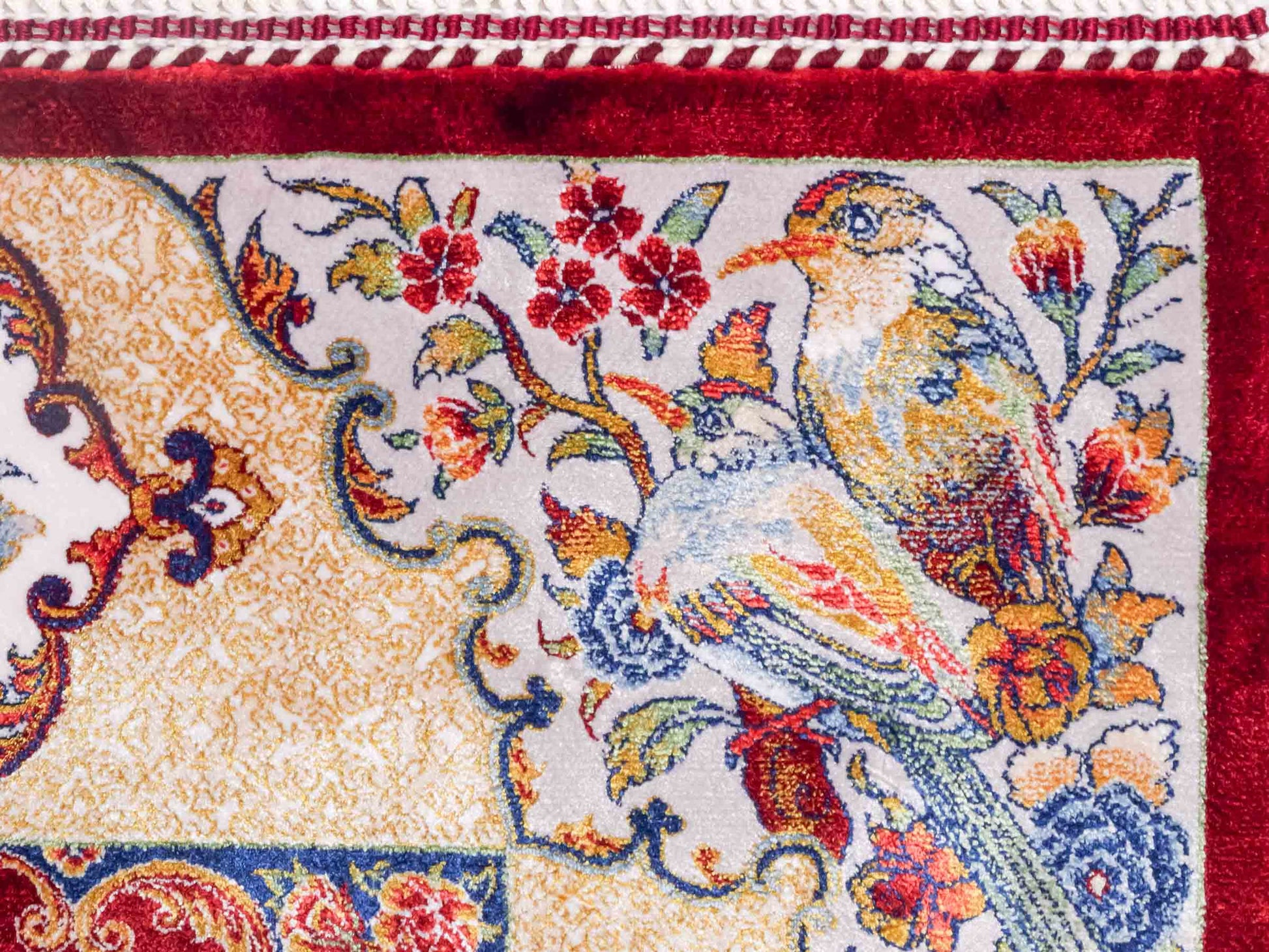 Ghom Maschinenteppich "Fariborz" 120 x 80 cm aus pflanzlicher Seide (Viskose) mit Jagdmotiv, Rot-Beige. Teppichnummer: V25RB096H. Persian Luxury Collection by Khademi. Made in Iran / Persia – Vertrieb durch JUPITER Intl.