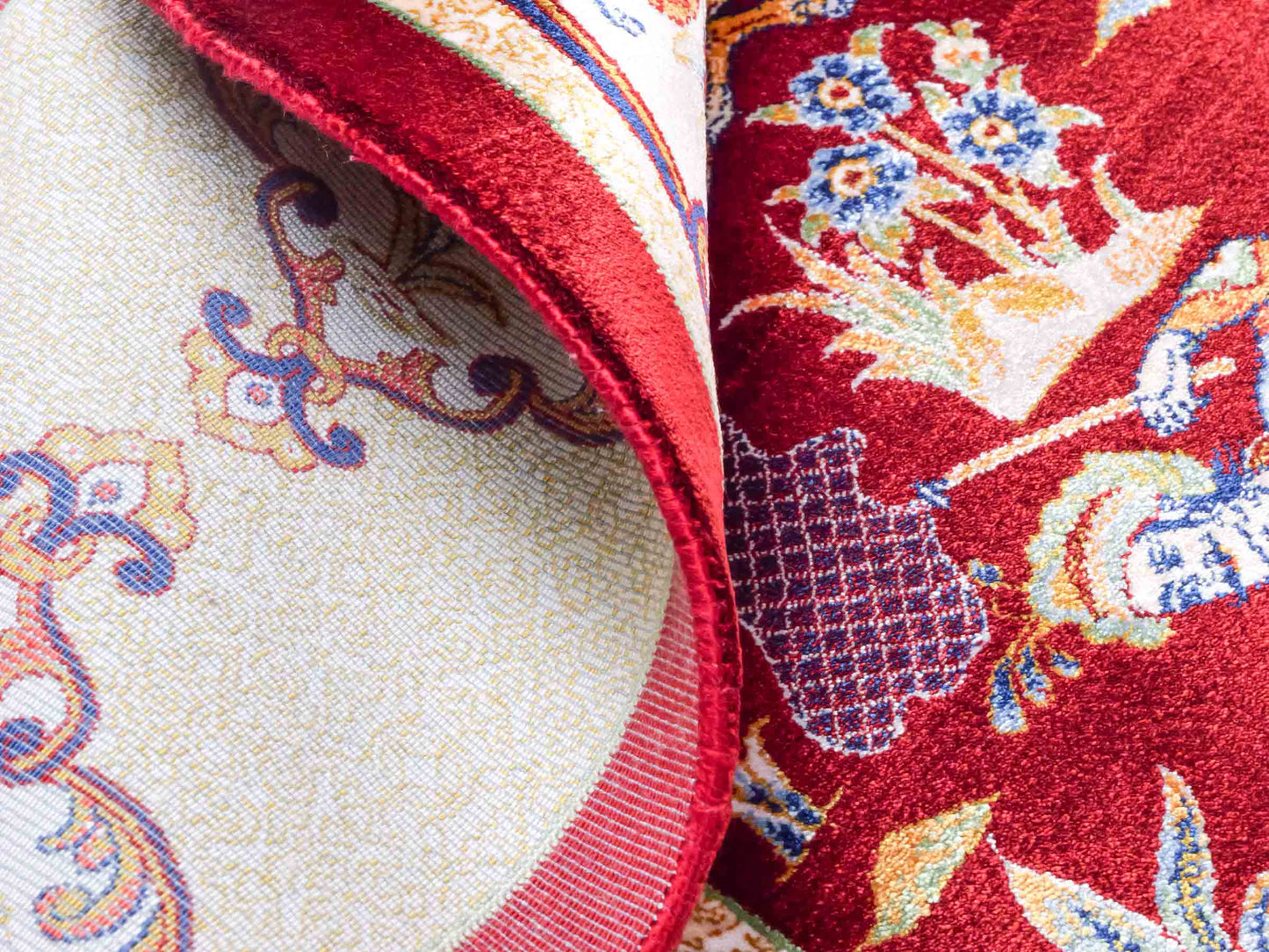 Ghom Maschinenteppich "Fariborz" 120 x 80 cm aus pflanzlicher Seide (Viskose) mit Jagdmotiv, Rot-Beige. Teppichnummer: V25RB096H. Persian Luxury Collection by Khademi. Made in Iran / Persia – Vertrieb durch JUPITER Intl.