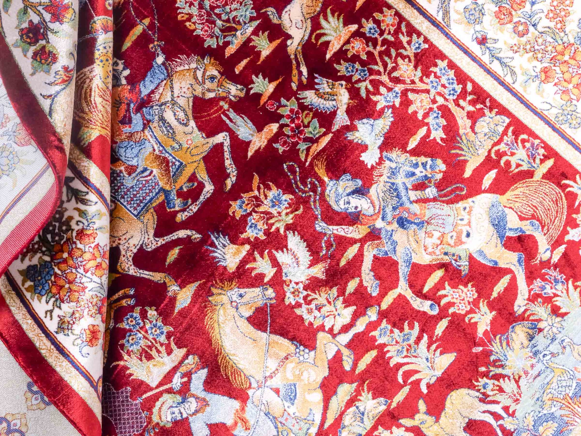 Ghom Maschinenteppich "Fariborz" 120 x 80 cm aus pflanzlicher Seide (Viskose) mit Jagdmotiv, Rot-Beige. Teppichnummer: V25RB096H. Persian Luxury Collection by Khademi. Made in Iran / Persia – Vertrieb durch JUPITER Intl.