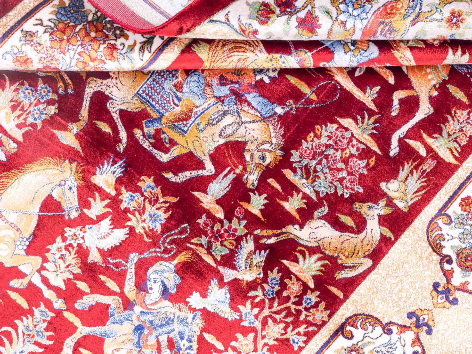 Ghom Maschinenteppich "Fariborz" 120 x 80 cm aus pflanzlicher Seide (Viskose) mit Jagdmotiv, Rot-Beige. Teppichnummer: V25RB096H. Persian Luxury Collection by Khademi. Made in Iran / Persia – Vertrieb durch JUPITER Intl.