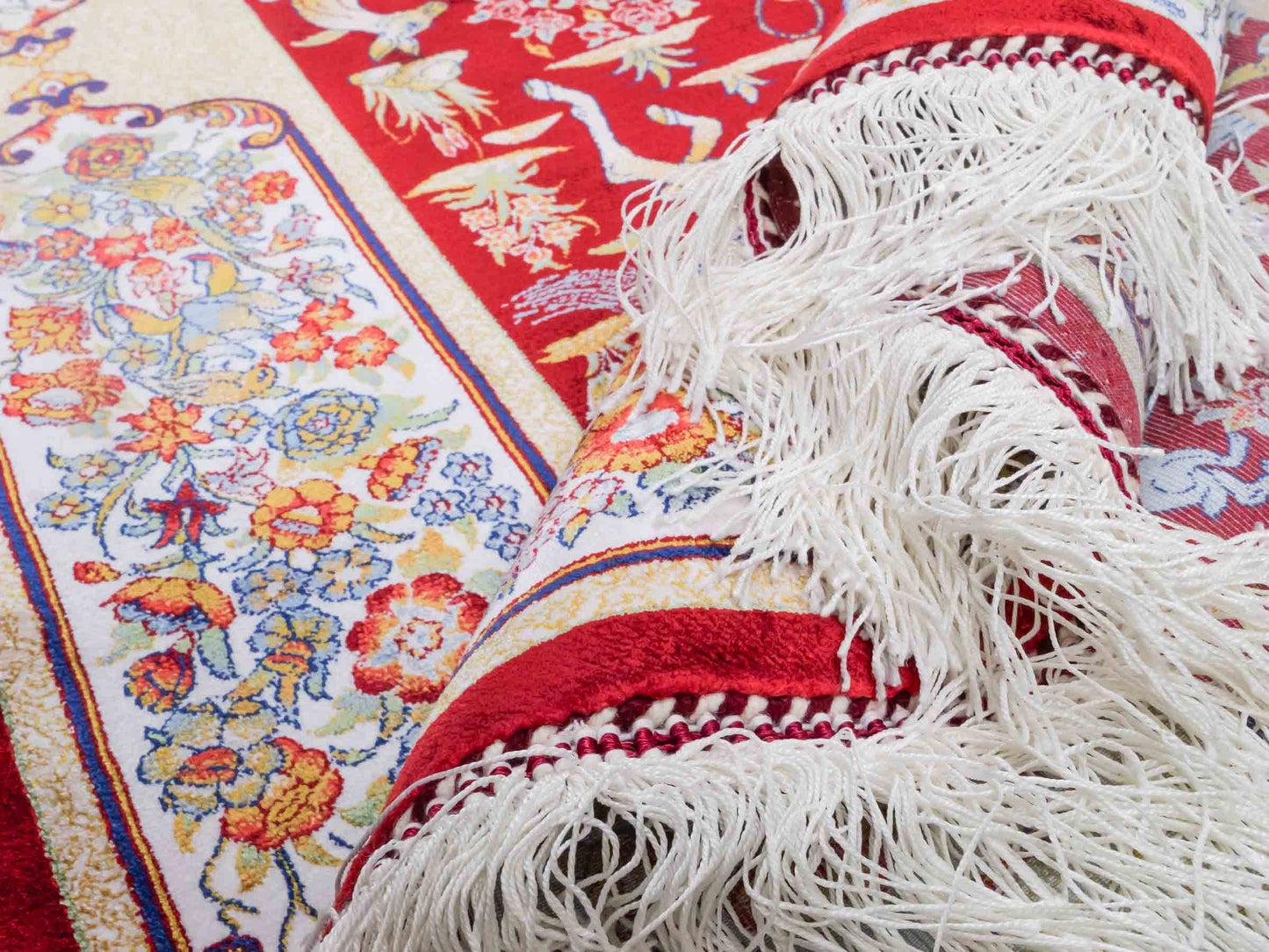 Ghom Maschinenteppich "Fariborz" 120 x 80 cm aus pflanzlicher Seide (Viskose) mit Jagdmotiv, Rot-Beige. Teppichnummer: V25RB096H. Persian Luxury Collection by Khademi. Made in Iran / Persia – Vertrieb durch JUPITER Intl.