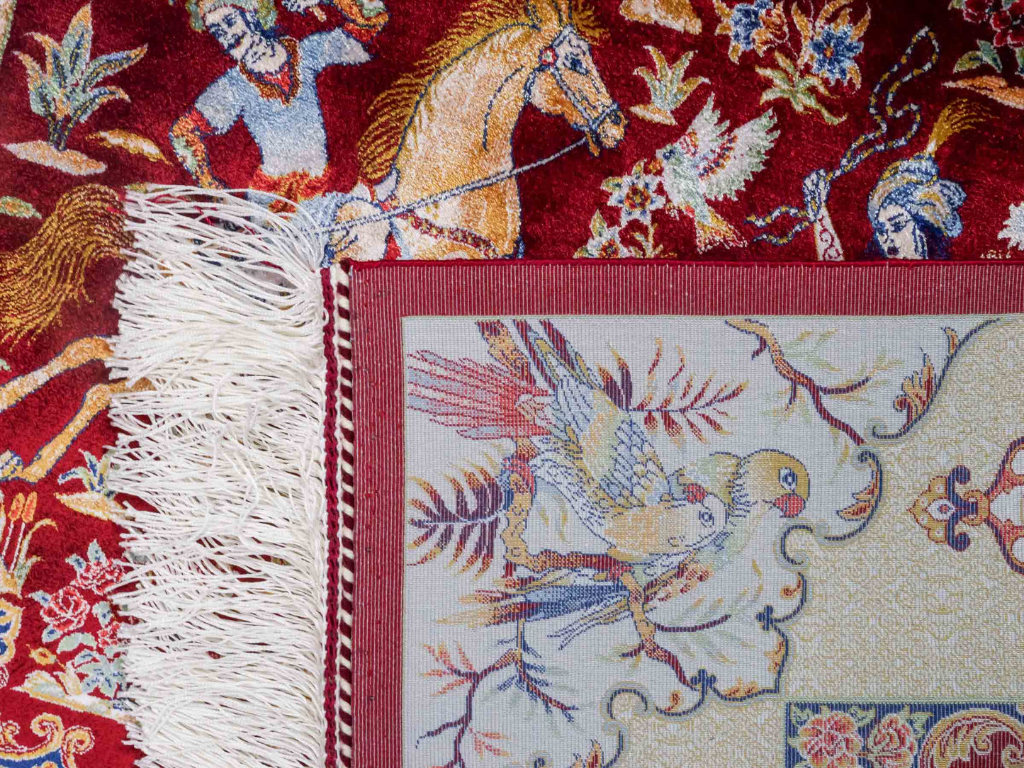 Ghom Maschinenteppich "Fariborz" 120 x 80 cm aus pflanzlicher Seide (Viskose) mit Jagdmotiv, Rot-Beige. Teppichnummer: V25RB096H. Persian Luxury Collection by Khademi. Made in Iran / Persia – Vertrieb durch JUPITER Intl.