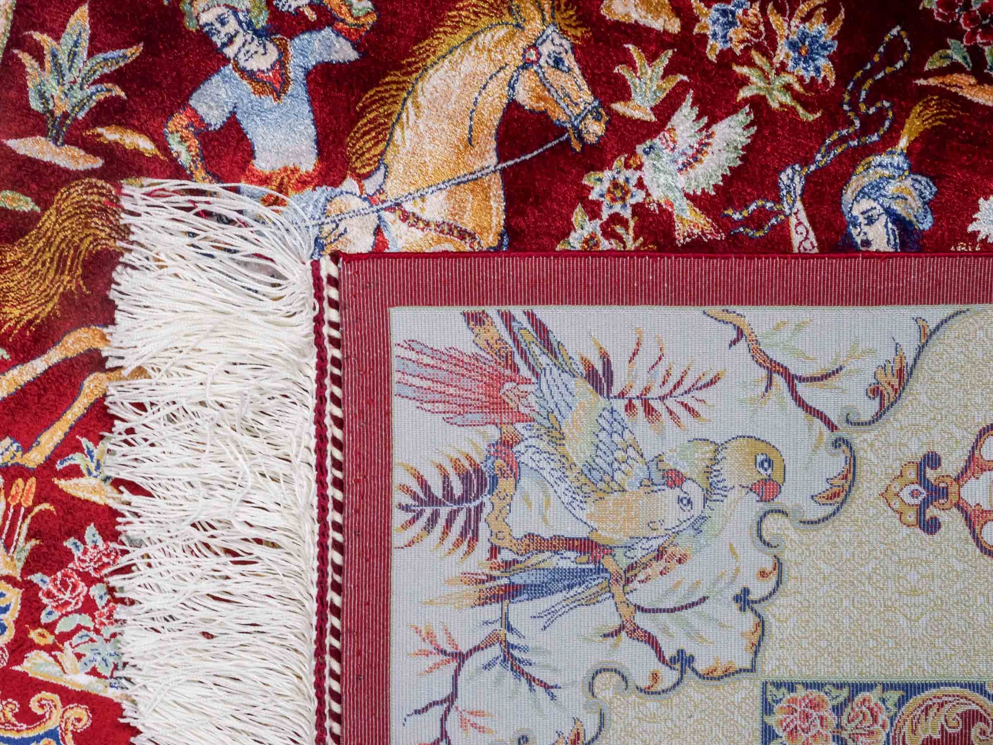 Ghom Maschinenteppich "Fariborz" 120 x 80 cm aus pflanzlicher Seide (Viskose) mit Jagdmotiv, Rot-Beige. Teppichnummer: V25RB096H. Persian Luxury Collection by Khademi. Made in Iran / Persia – Vertrieb durch JUPITER Intl.