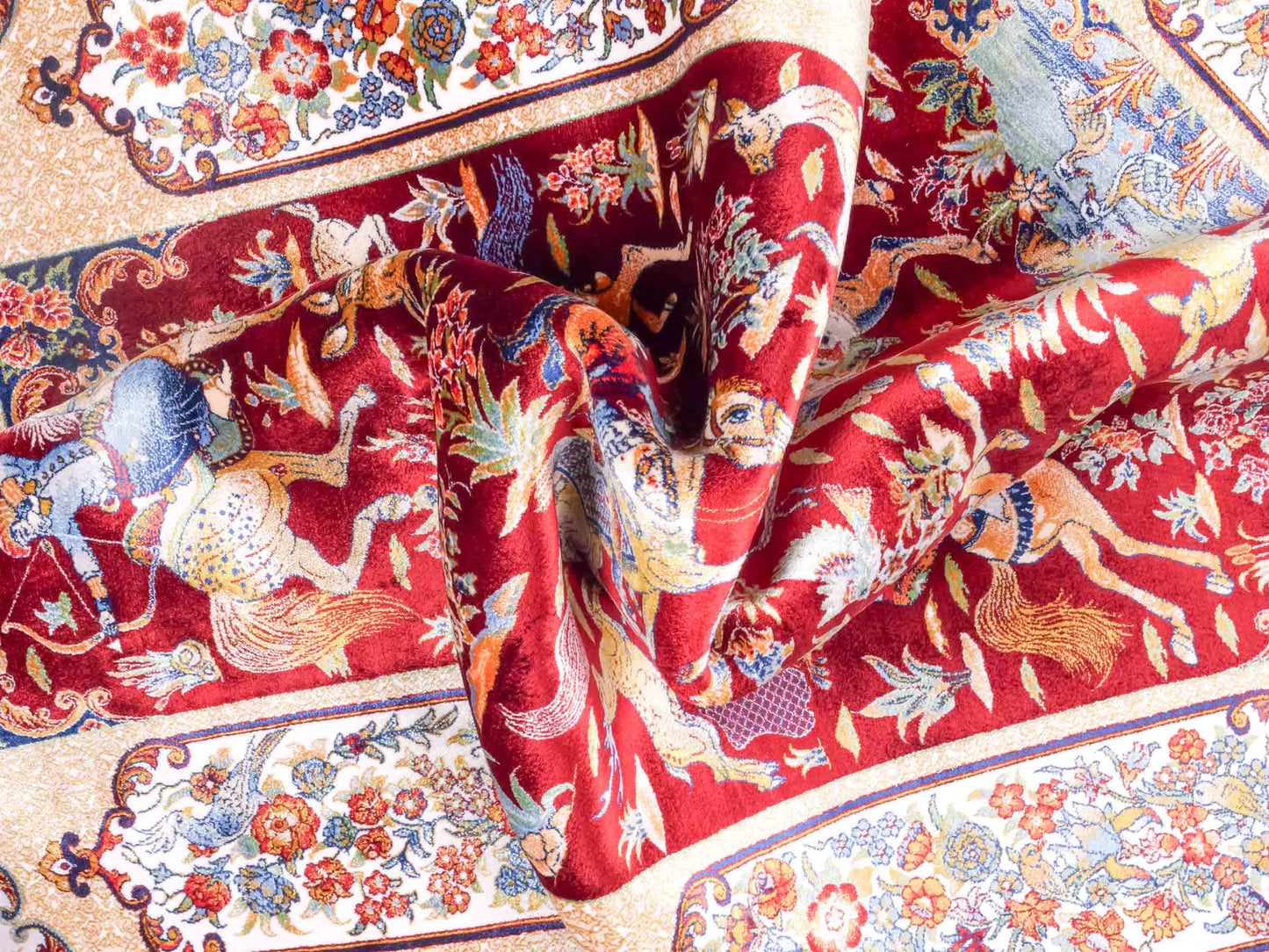 Ghom Maschinenteppich "Fariborz" 120 x 80 cm aus pflanzlicher Seide (Viskose) mit Jagdmotiv, Rot-Beige. Teppichnummer: V25RB096H. Persian Luxury Collection by Khademi. Made in Iran / Persia – Vertrieb durch JUPITER Intl.