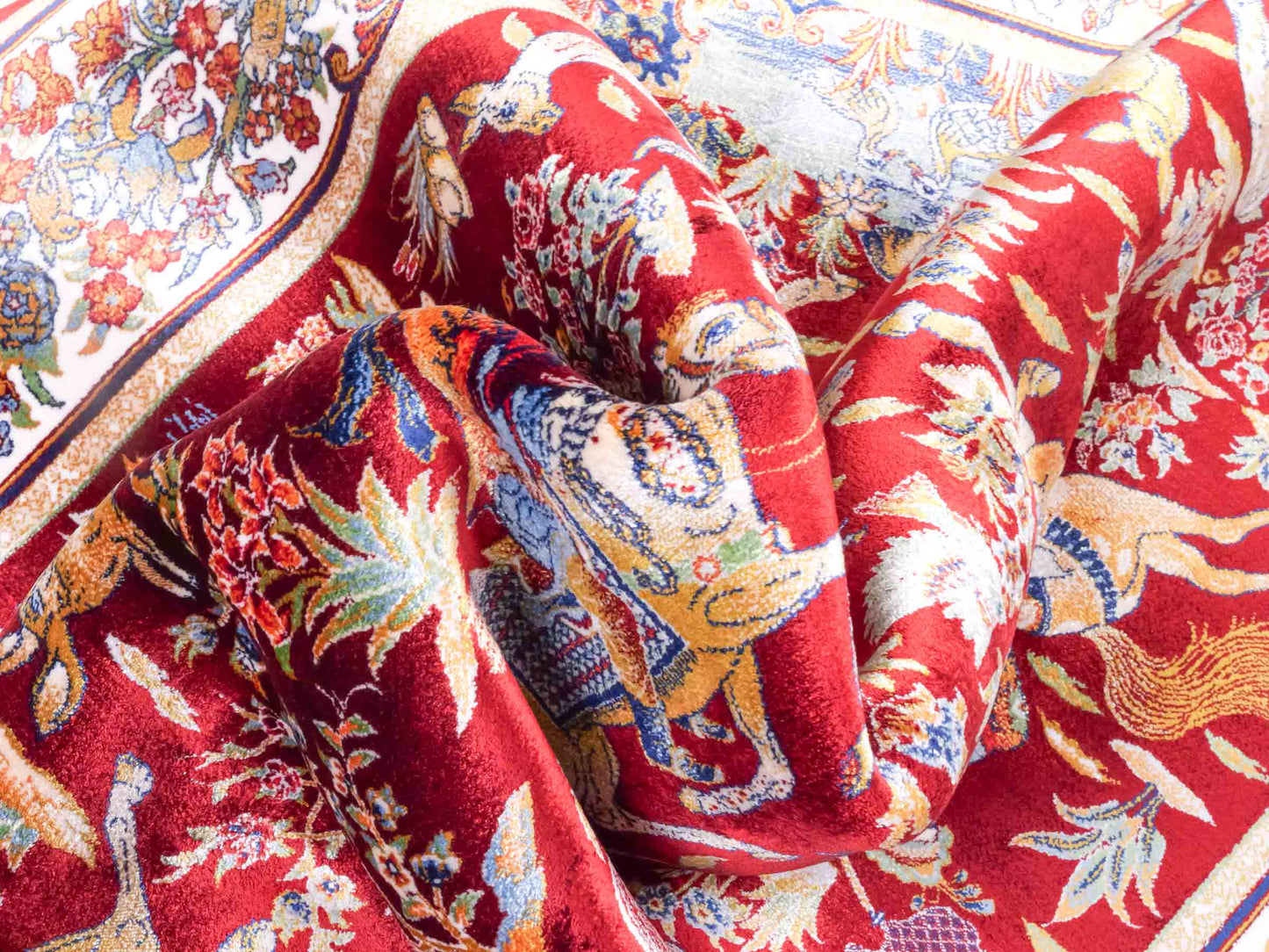 Ghom Maschinenteppich "Fariborz" 120 x 80 cm aus pflanzlicher Seide (Viskose) mit Jagdmotiv, Rot-Beige. Teppichnummer: V25RB096H. Persian Luxury Collection by Khademi. Made in Iran / Persia – Vertrieb durch JUPITER Intl.