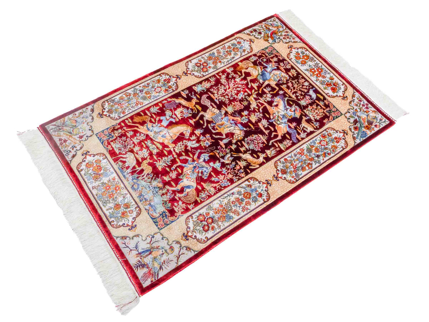 Ghom Maschinenteppich "Fariborz" 120 x 80 cm aus pflanzlicher Seide (Viskose) mit Jagdmotiv, Rot-Beige. Teppichnummer: V25RB096H. Persian Luxury Collection by Khademi. Made in Iran / Persia – Vertrieb durch JUPITER Intl.
