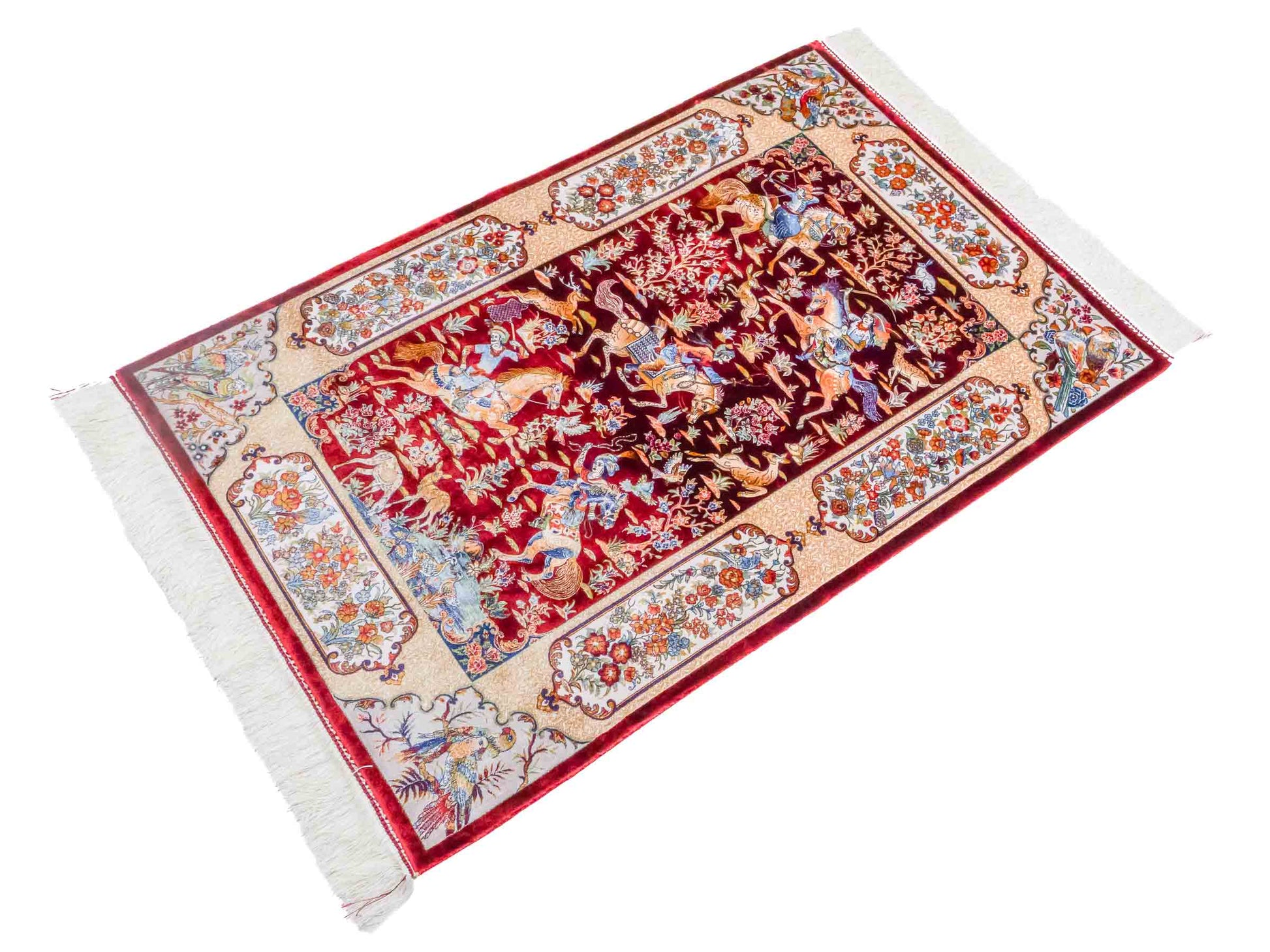 Ghom Maschinenteppich "Fariborz" 120 x 80 cm aus pflanzlicher Seide (Viskose) mit Jagdmotiv, Rot-Beige. Teppichnummer: V25RB096H. Persian Luxury Collection by Khademi. Made in Iran / Persia – Vertrieb durch JUPITER Intl.
