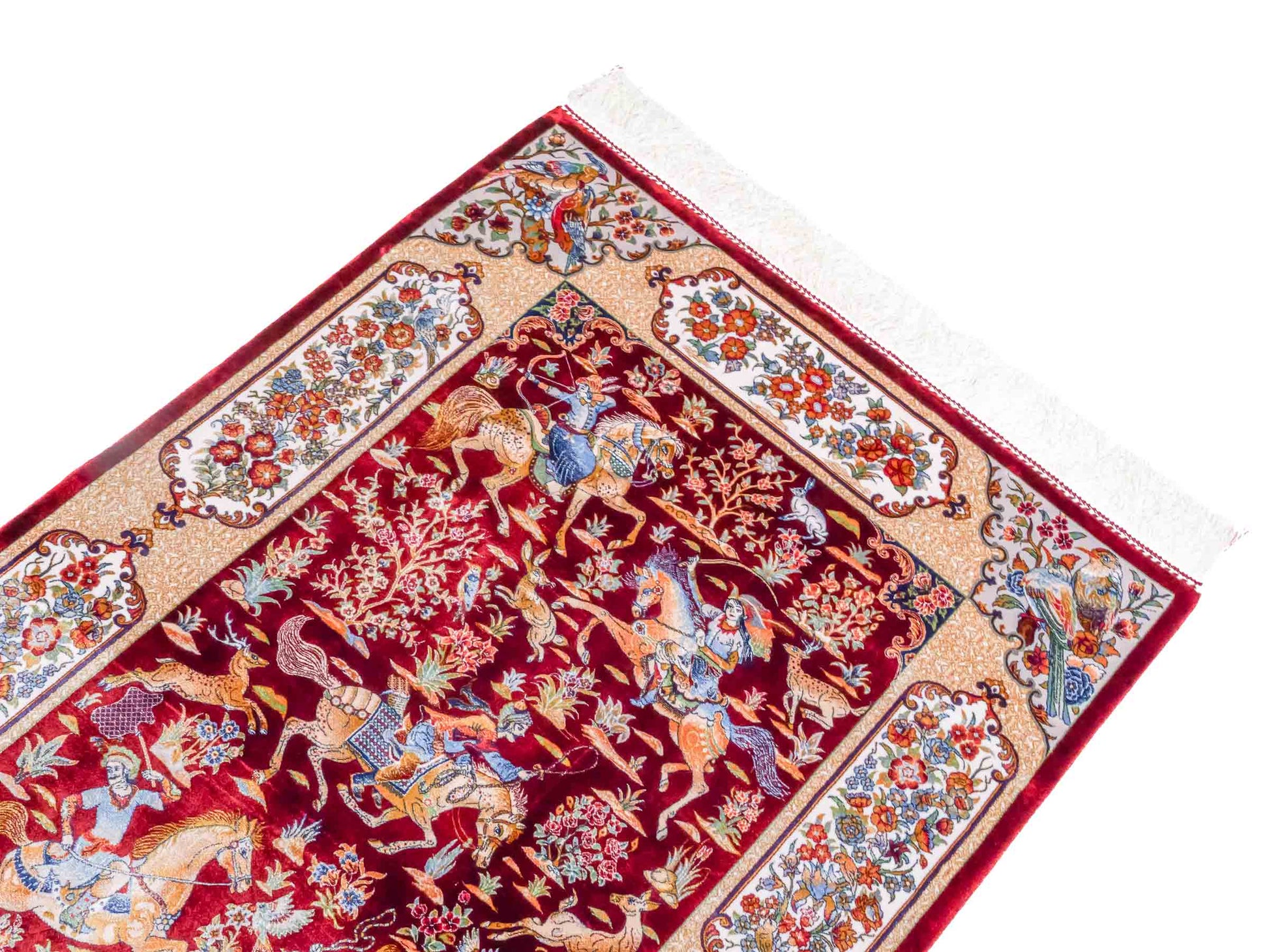 Ghom Maschinenteppich "Fariborz" 120 x 80 cm aus pflanzlicher Seide (Viskose) mit Jagdmotiv, Rot-Beige. Teppichnummer: V25RB096H. Persian Luxury Collection by Khademi. Made in Iran / Persia – Vertrieb durch JUPITER Intl.