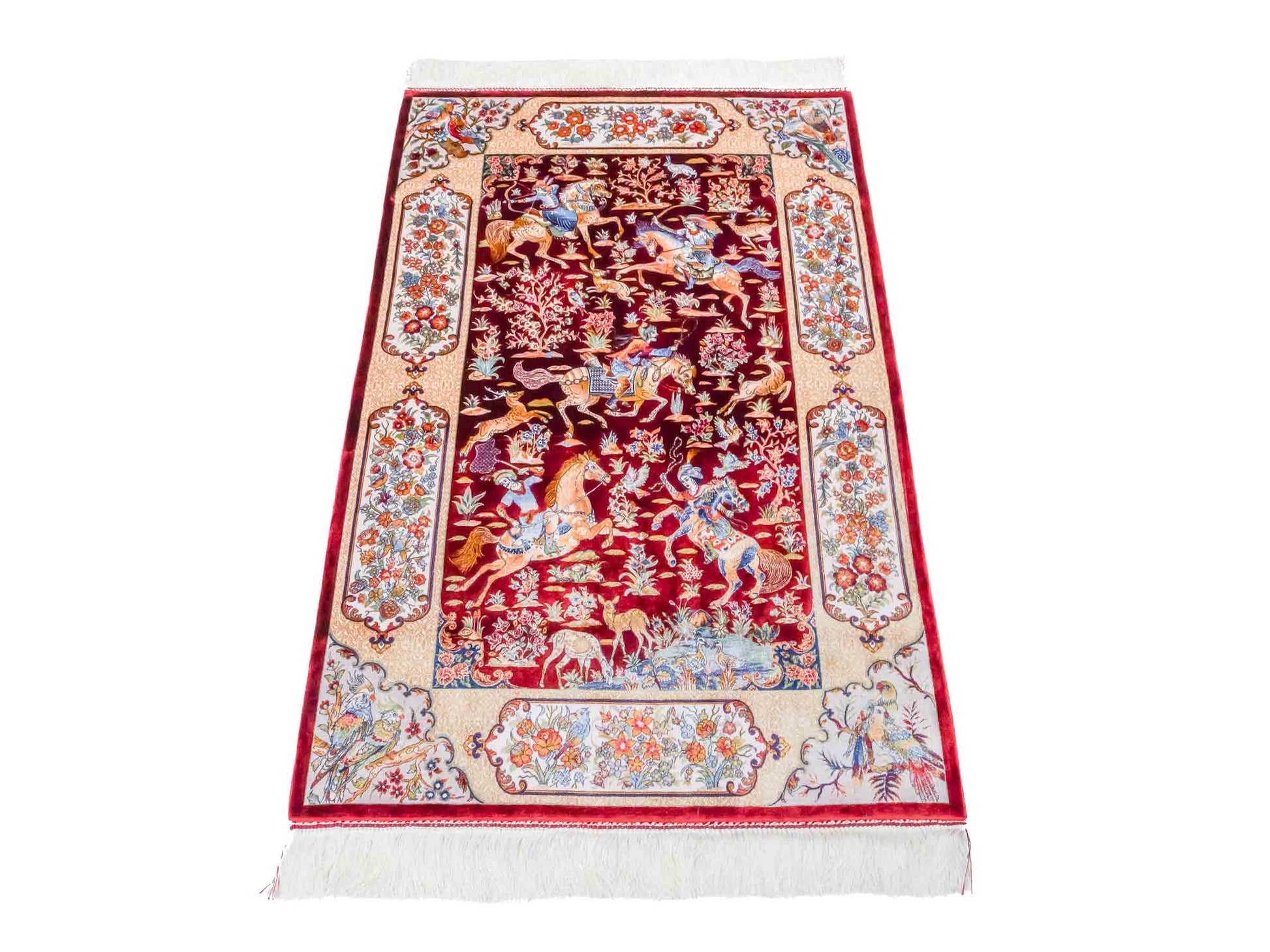 Ghom Maschinenteppich "Fariborz" 120 x 80 cm aus pflanzlicher Seide (Viskose) mit Jagdmotiv, Rot-Beige. Teppichnummer: V25RB096H. Persian Luxury Collection by Khademi. Made in Iran / Persia – Vertrieb durch JUPITER Intl.