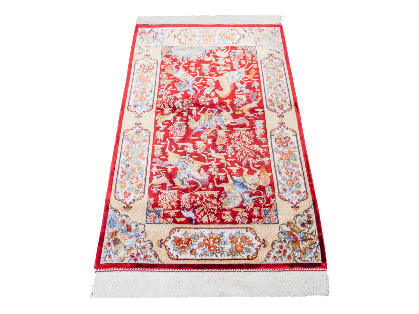 Ghom Maschinenteppich "Fariborz" 120 x 80 cm aus pflanzlicher Seide (Viskose) mit Jagdmotiv, Rot-Beige. Teppichnummer: V25RB096H. Persian Luxury Collection by Khademi. Made in Iran / Persia – Vertrieb durch JUPITER Intl.