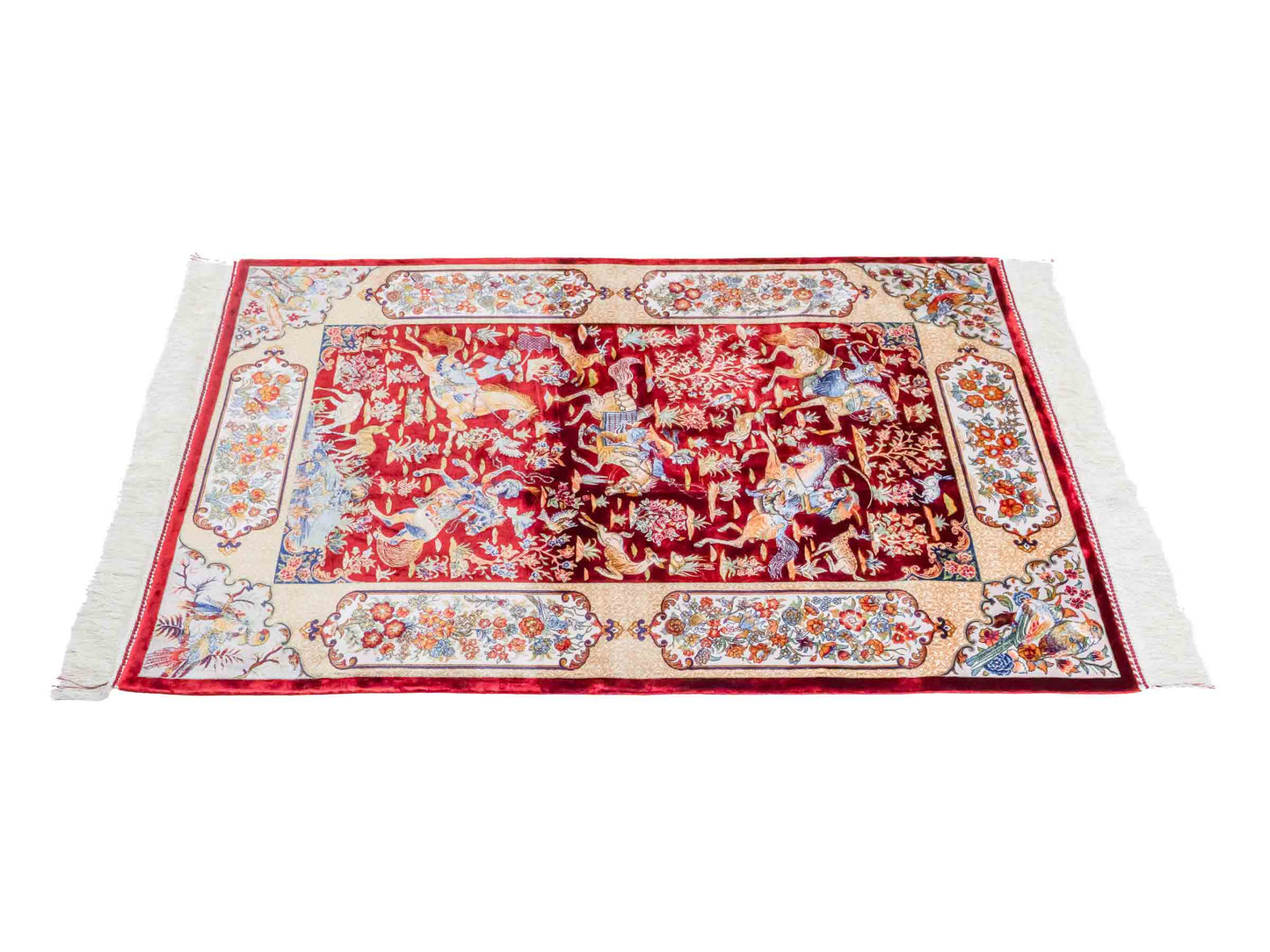 Ghom Maschinenteppich "Fariborz" 120 x 80 cm aus pflanzlicher Seide (Viskose) mit Jagdmotiv, Rot-Beige. Teppichnummer: V25RB096H. Persian Luxury Collection by Khademi. Made in Iran / Persia – Vertrieb durch JUPITER Intl.