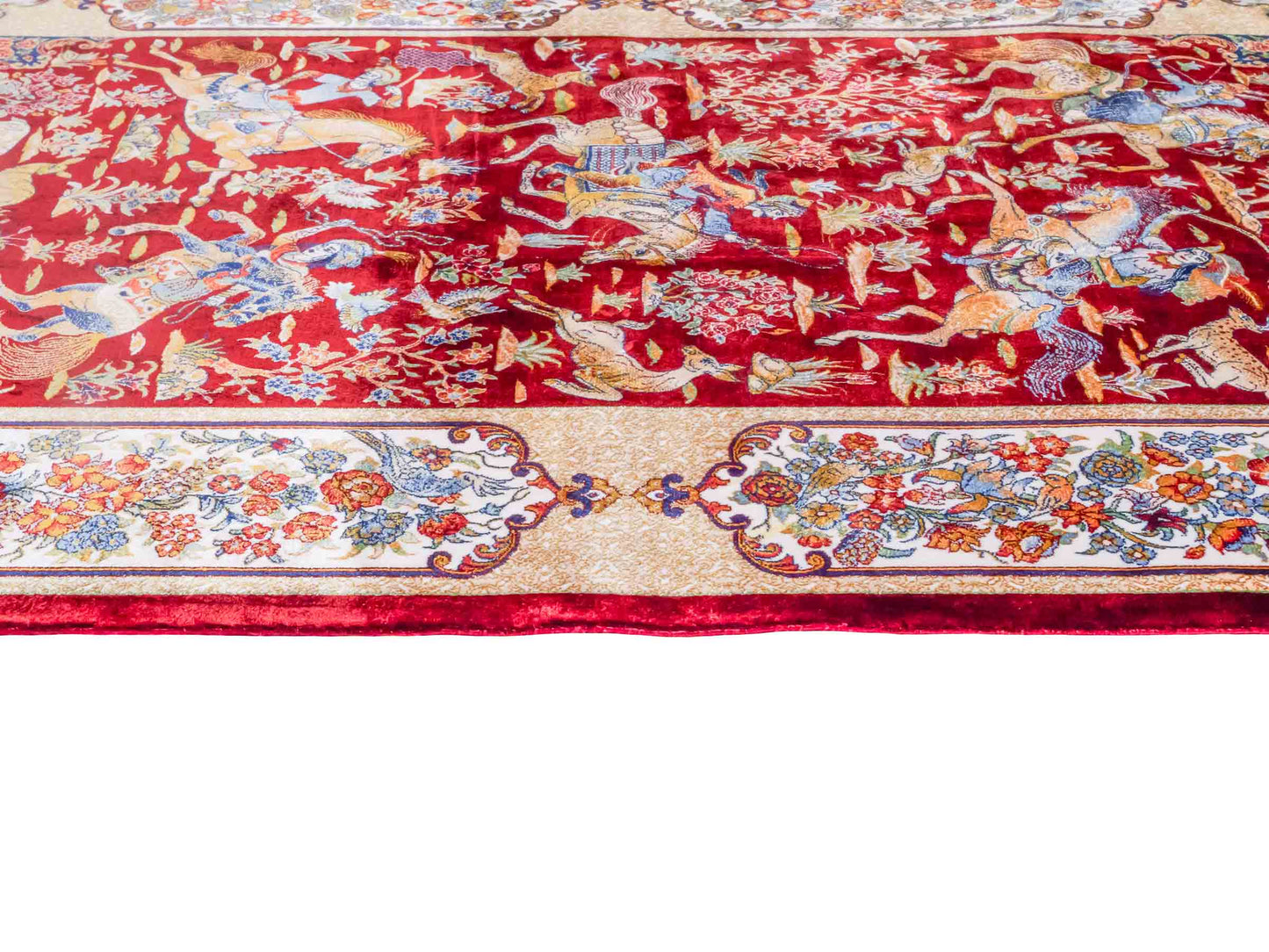 Ghom Maschinenteppich "Fariborz" 120 x 80 cm aus pflanzlicher Seide (Viskose) mit Jagdmotiv, Rot-Beige. Teppichnummer: V25RB096H. Persian Luxury Collection by Khademi. Made in Iran / Persia – Vertrieb durch JUPITER Intl.