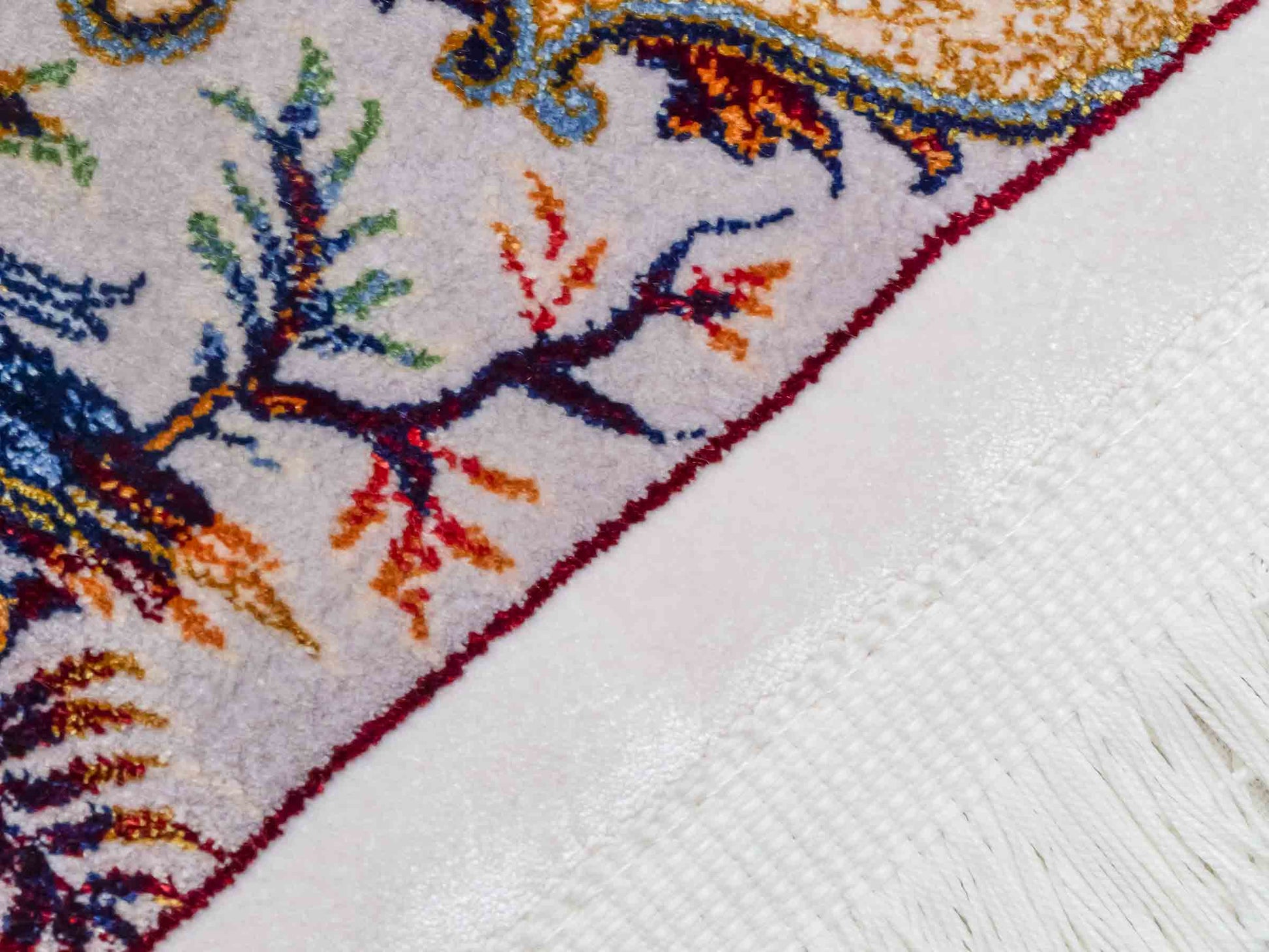 Ghom Maschinenteppich "Fariborz" 90 x 60 cm aus pflanzlicher Seide (Viskose) mit Jagdmotiv, Cremeweiß. Teppichnummer: V25CR054M. Persian Luxury Collection by Khademi. Made in Iran / Persia – Vertrieb durch JUPITER Intl.