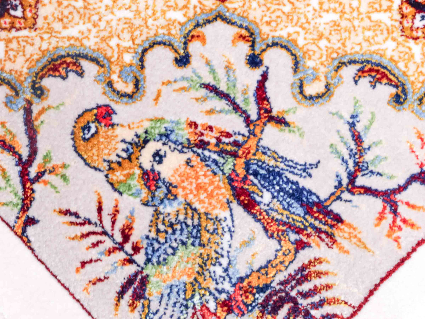 Ghom Maschinenteppich "Fariborz" 90 x 60 cm aus pflanzlicher Seide (Viskose) mit Jagdmotiv, Cremeweiß. Teppichnummer: V25CR054M. Persian Luxury Collection by Khademi. Made in Iran / Persia – Vertrieb durch JUPITER Intl.