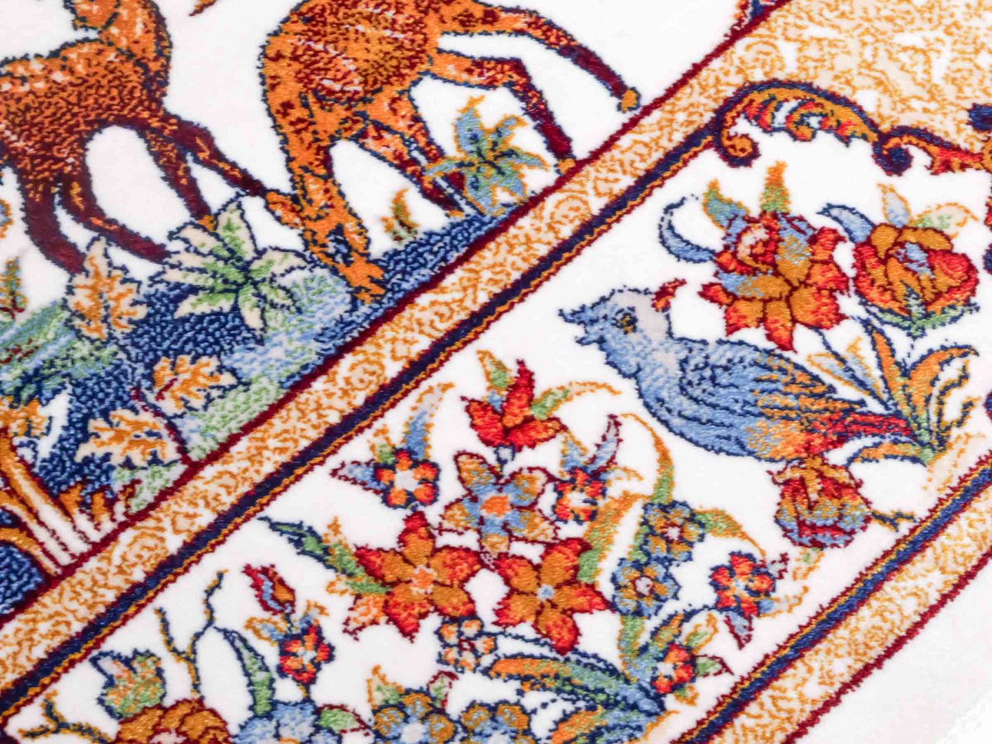 Ghom Maschinenteppich "Fariborz" 90 x 60 cm aus pflanzlicher Seide (Viskose) mit Jagdmotiv, Cremeweiß. Teppichnummer: V25CR054M. Persian Luxury Collection by Khademi. Made in Iran / Persia – Vertrieb durch JUPITER Intl.