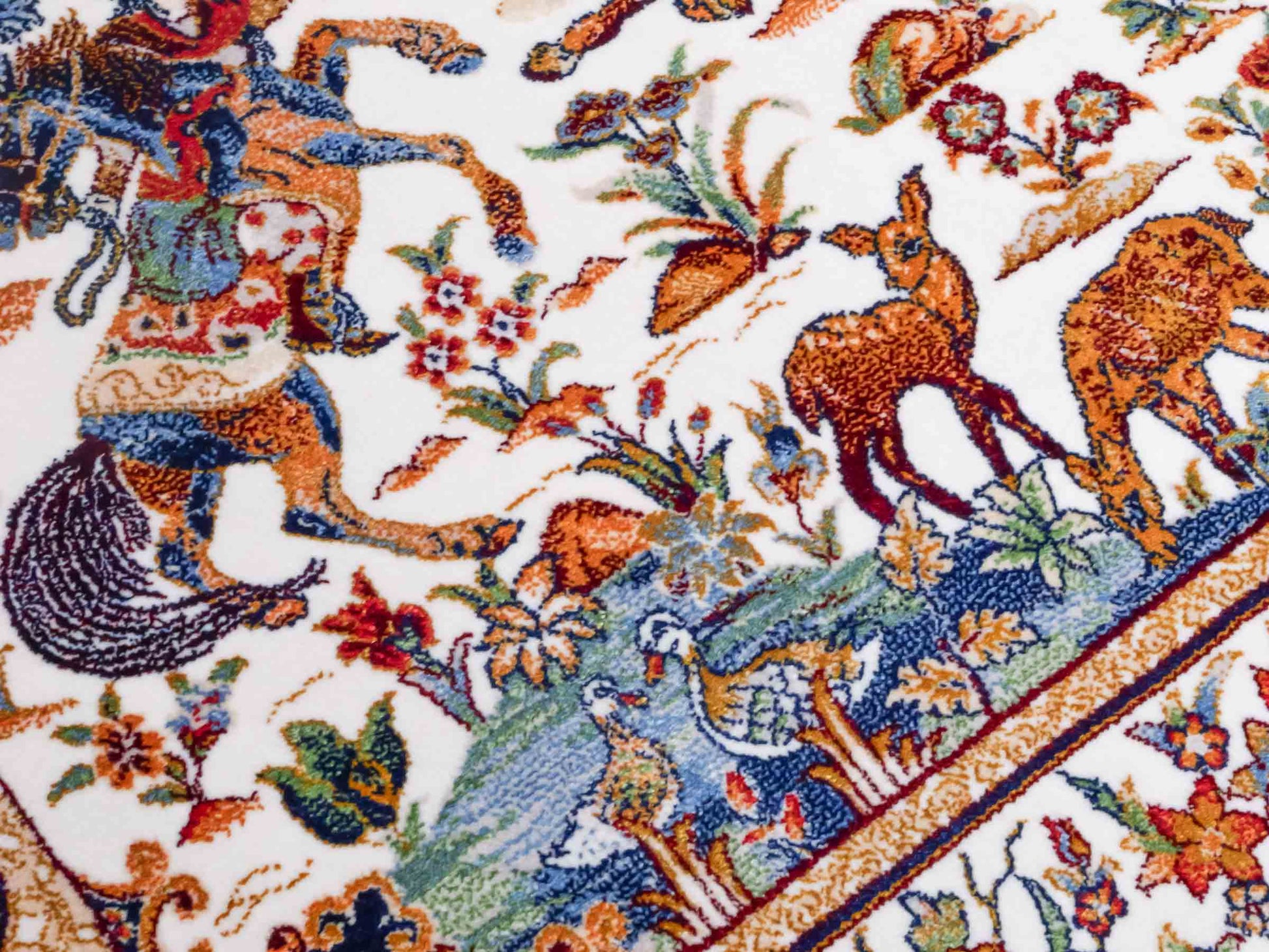 Ghom Maschinenteppich "Fariborz" 90 x 60 cm aus pflanzlicher Seide (Viskose) mit Jagdmotiv, Cremeweiß. Teppichnummer: V25CR054M. Persian Luxury Collection by Khademi. Made in Iran / Persia – Vertrieb durch JUPITER Intl.