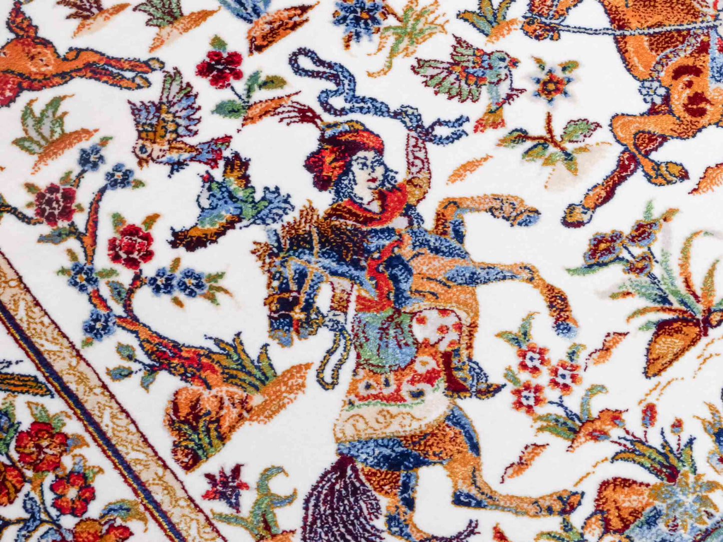 Ghom Maschinenteppich "Fariborz" 90 x 60 cm aus pflanzlicher Seide (Viskose) mit Jagdmotiv, Cremeweiß. Teppichnummer: V25CR054M. Persian Luxury Collection by Khademi. Made in Iran / Persia – Vertrieb durch JUPITER Intl.