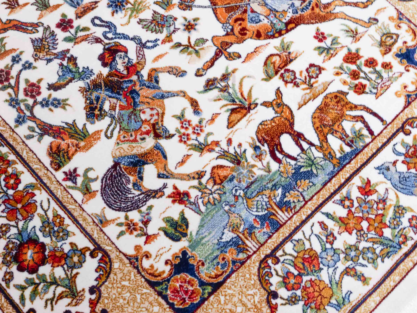 Ghom Maschinenteppich "Fariborz" 90 x 60 cm aus pflanzlicher Seide (Viskose) mit Jagdmotiv, Cremeweiß. Teppichnummer: V25CR054M. Persian Luxury Collection by Khademi. Made in Iran / Persia – Vertrieb durch JUPITER Intl.