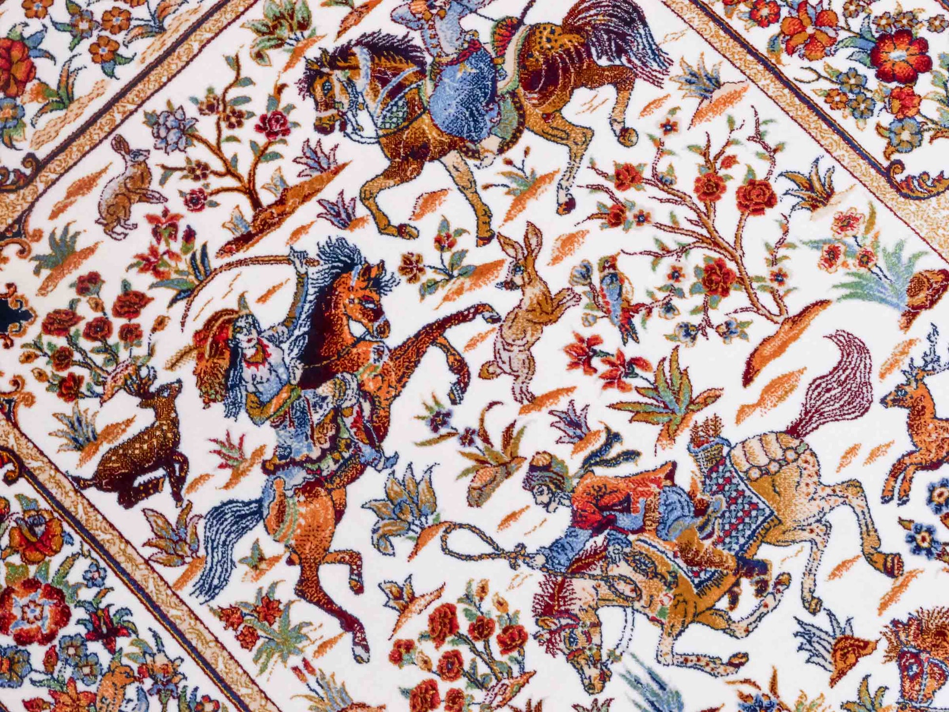 Ghom Maschinenteppich "Fariborz" 90 x 60 cm aus pflanzlicher Seide (Viskose) mit Jagdmotiv, Cremeweiß. Teppichnummer: V25CR054M. Persian Luxury Collection by Khademi. Made in Iran / Persia – Vertrieb durch JUPITER Intl.