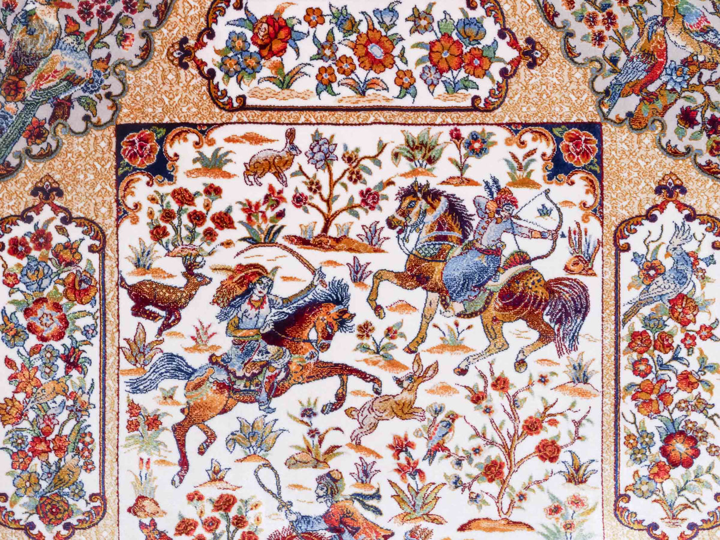 Ghom Maschinenteppich "Fariborz" 90 x 60 cm aus pflanzlicher Seide (Viskose) mit Jagdmotiv, Cremeweiß. Teppichnummer: V25CR054M. Persian Luxury Collection by Khademi. Made in Iran / Persia – Vertrieb durch JUPITER Intl.