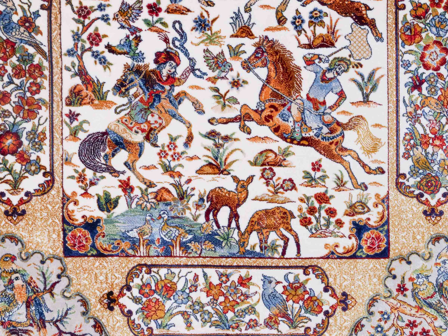 Ghom Maschinenteppich "Fariborz" 90 x 60 cm aus pflanzlicher Seide (Viskose) mit Jagdmotiv, Cremeweiß. Teppichnummer: V25CR054M. Persian Luxury Collection by Khademi. Made in Iran / Persia – Vertrieb durch JUPITER Intl.