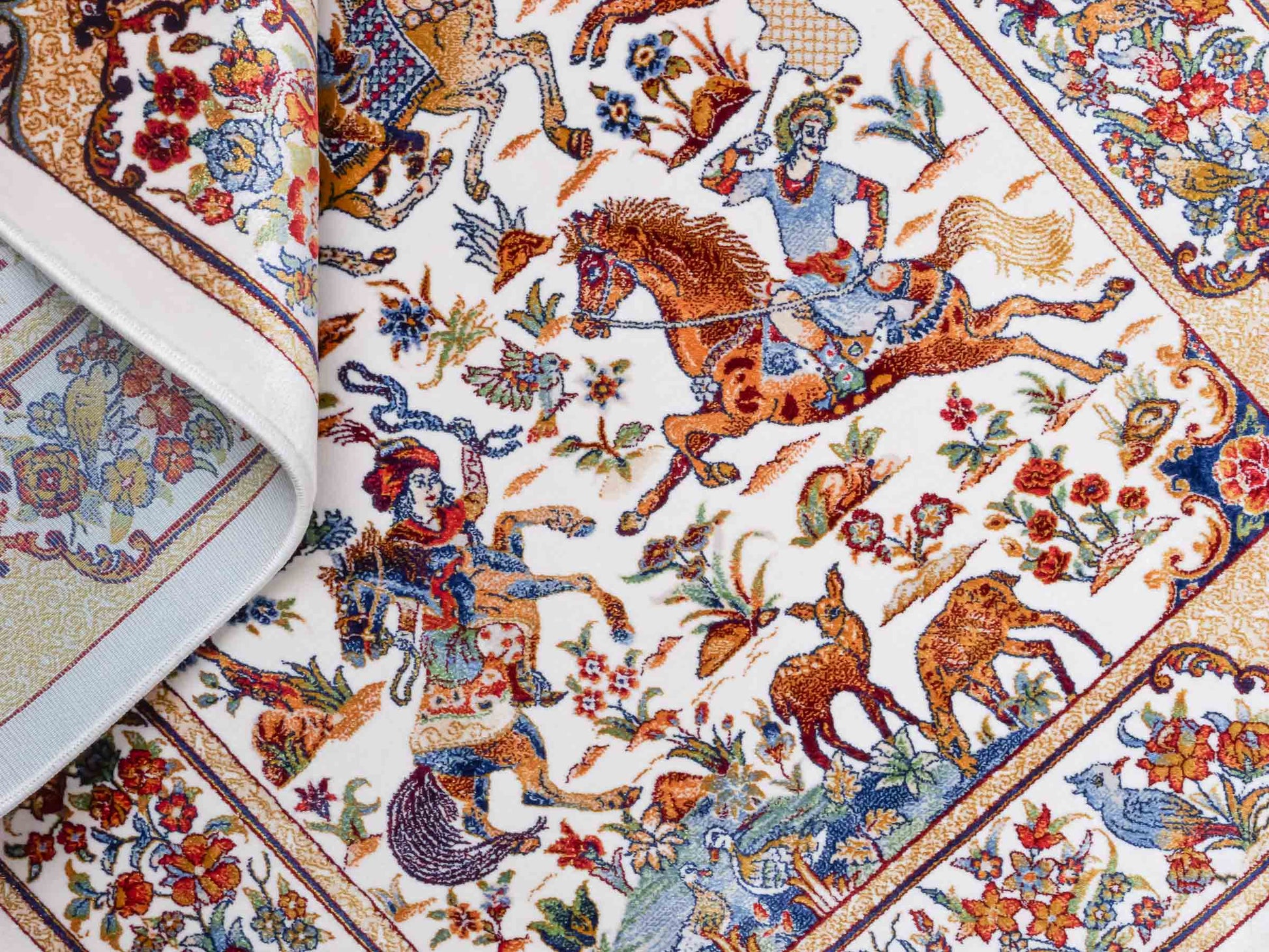 Ghom Maschinenteppich "Fariborz" 90 x 60 cm aus pflanzlicher Seide (Viskose) mit Jagdmotiv, Cremeweiß. Teppichnummer: V25CR054M. Persian Luxury Collection by Khademi. Made in Iran / Persia – Vertrieb durch JUPITER Intl.