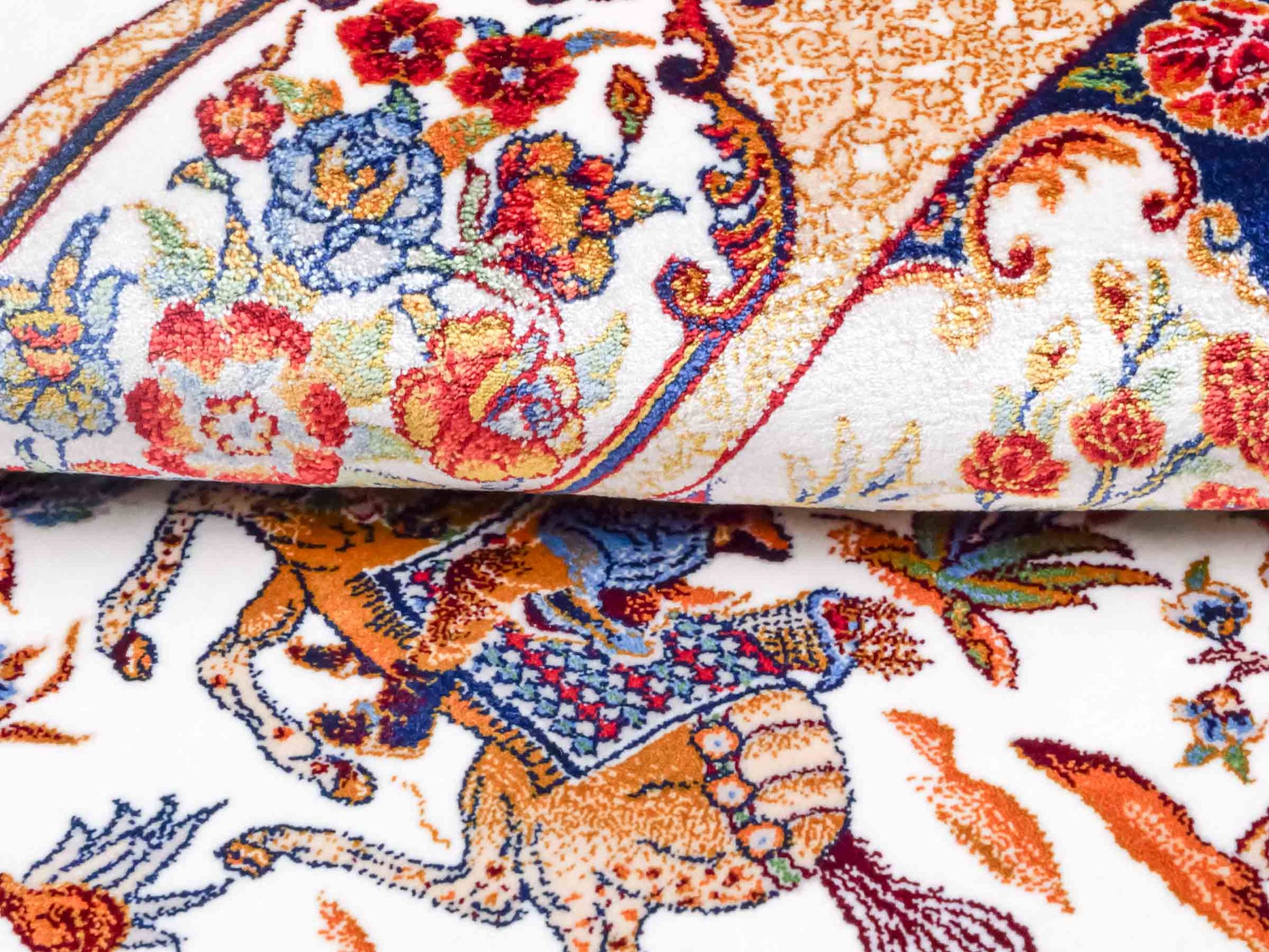 Ghom Maschinenteppich "Fariborz" 90 x 60 cm aus pflanzlicher Seide (Viskose) mit Jagdmotiv, Cremeweiß. Teppichnummer: V25CR054M. Persian Luxury Collection by Khademi. Made in Iran / Persia – Vertrieb durch JUPITER Intl.