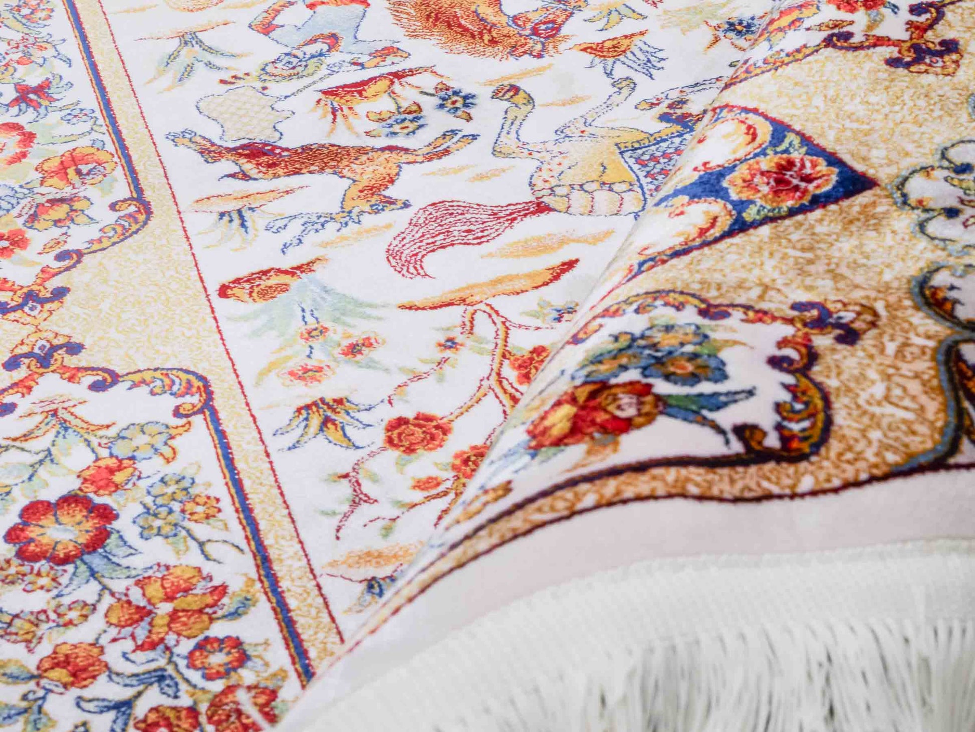 Ghom Maschinenteppich "Fariborz" 90 x 60 cm aus pflanzlicher Seide (Viskose) mit Jagdmotiv, Cremeweiß. Teppichnummer: V25CR054M. Persian Luxury Collection by Khademi. Made in Iran / Persia – Vertrieb durch JUPITER Intl.