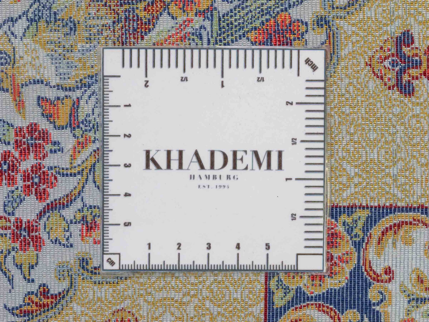 Ghom Maschinenteppich "Fariborz" 90 x 60 cm aus pflanzlicher Seide (Viskose) mit Jagdmotiv, Cremeweiß. Teppichnummer: V25CR054M. Persian Luxury Collection by Khademi. Made in Iran / Persia – Vertrieb durch JUPITER Intl.