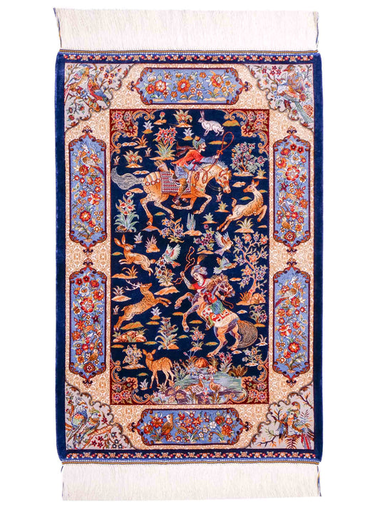 Ghom Maschinenteppich "Fariborz" 90 x 60 cm aus pflanzlicher Seide (Viskose) mit Jagdmotiv, Navy-Blau. Teppichnummer: V25NY054H. Persian Luxury Collection by Khademi. Made in Iran / Persia – Vertrieb durch JUPITER Intl.