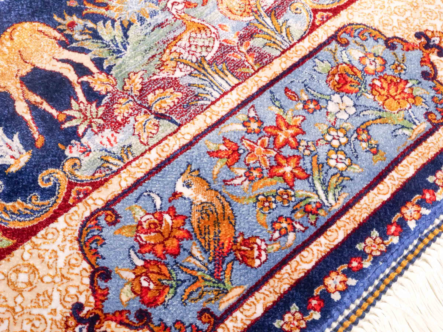 Ghom Maschinenteppich "Fariborz" 90 x 60 cm aus pflanzlicher Seide (Viskose) mit Jagdmotiv, Navy-Blau. Teppichnummer: V25NY054H. Persian Luxury Collection by Khademi. Made in Iran / Persia – Vertrieb durch JUPITER Intl.