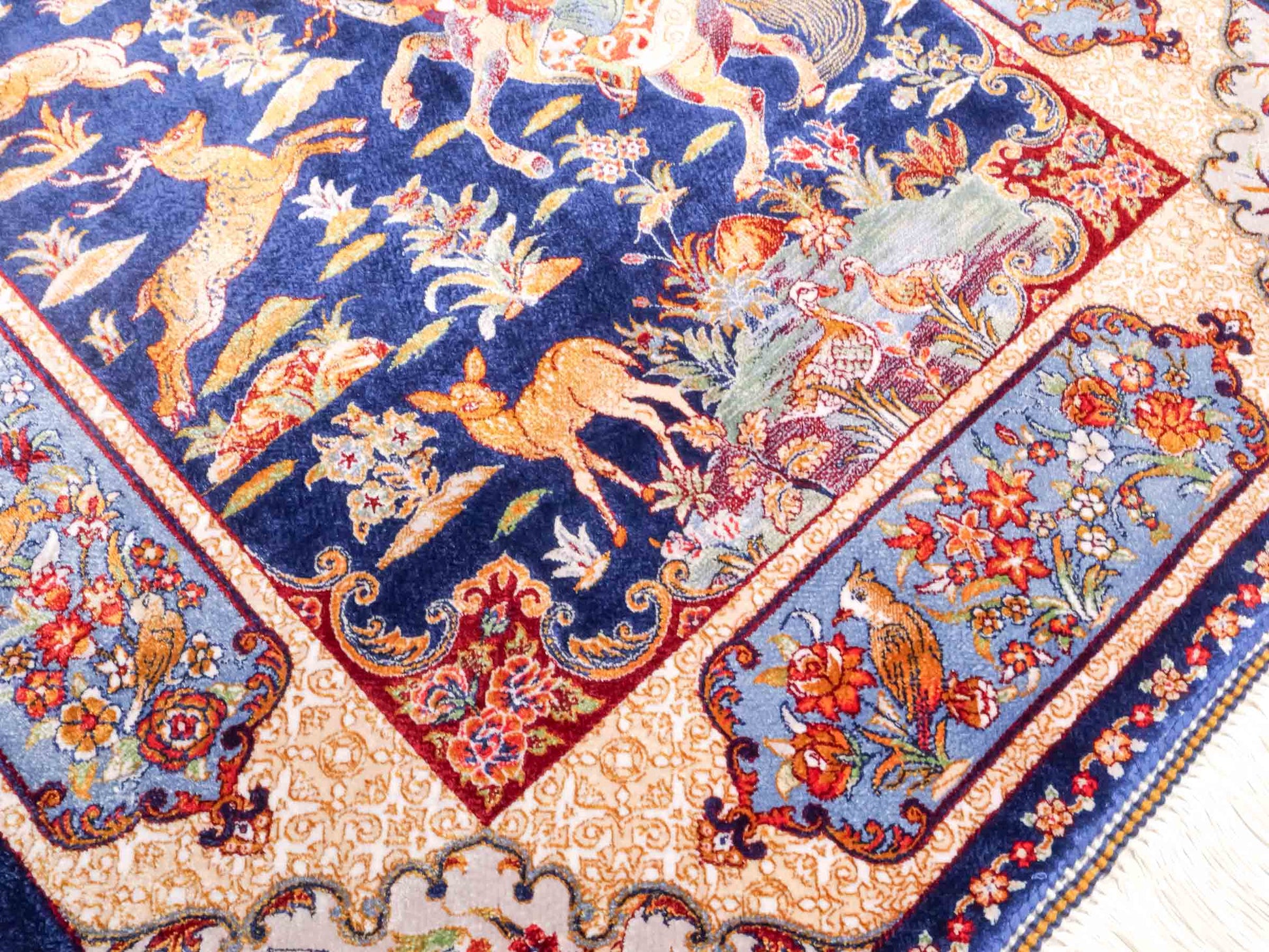 Ghom Maschinenteppich "Fariborz" 90 x 60 cm aus pflanzlicher Seide (Viskose) mit Jagdmotiv, Navy-Blau. Teppichnummer: V25NY054H. Persian Luxury Collection by Khademi. Made in Iran / Persia – Vertrieb durch JUPITER Intl.